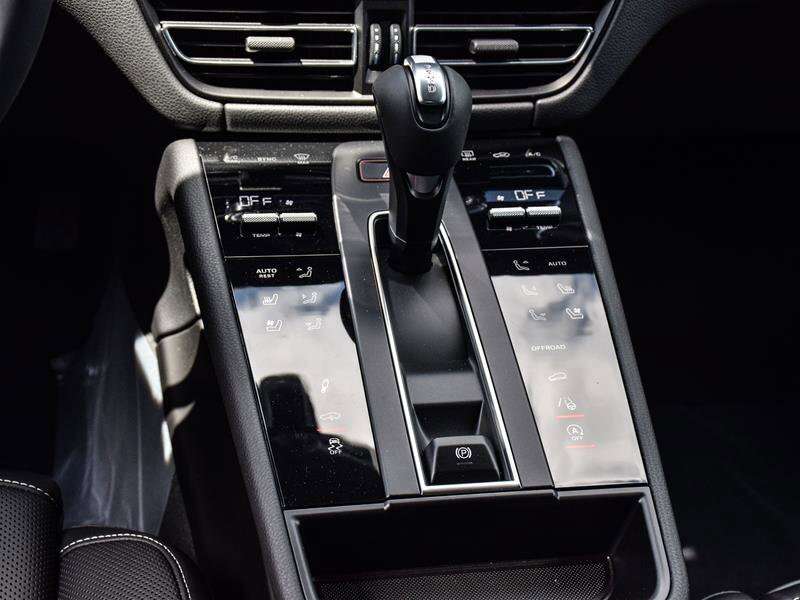 2024 Porsche Macan T Silver thumb 24