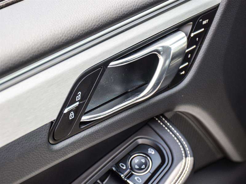 2024 Porsche Macan T Silver thumb 15