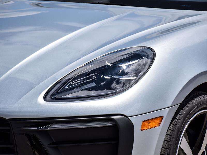 2024 Porsche Macan T Silver alt 2