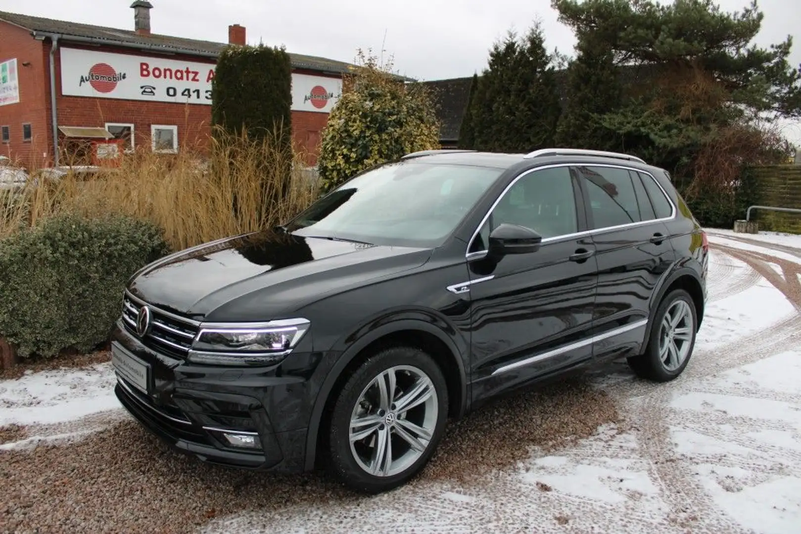 Volkswagen Tiguan 2.0 TDI 4x4 DSG High R-Line *AHK,Leder,Navi,SHZ* Schwarz - 1