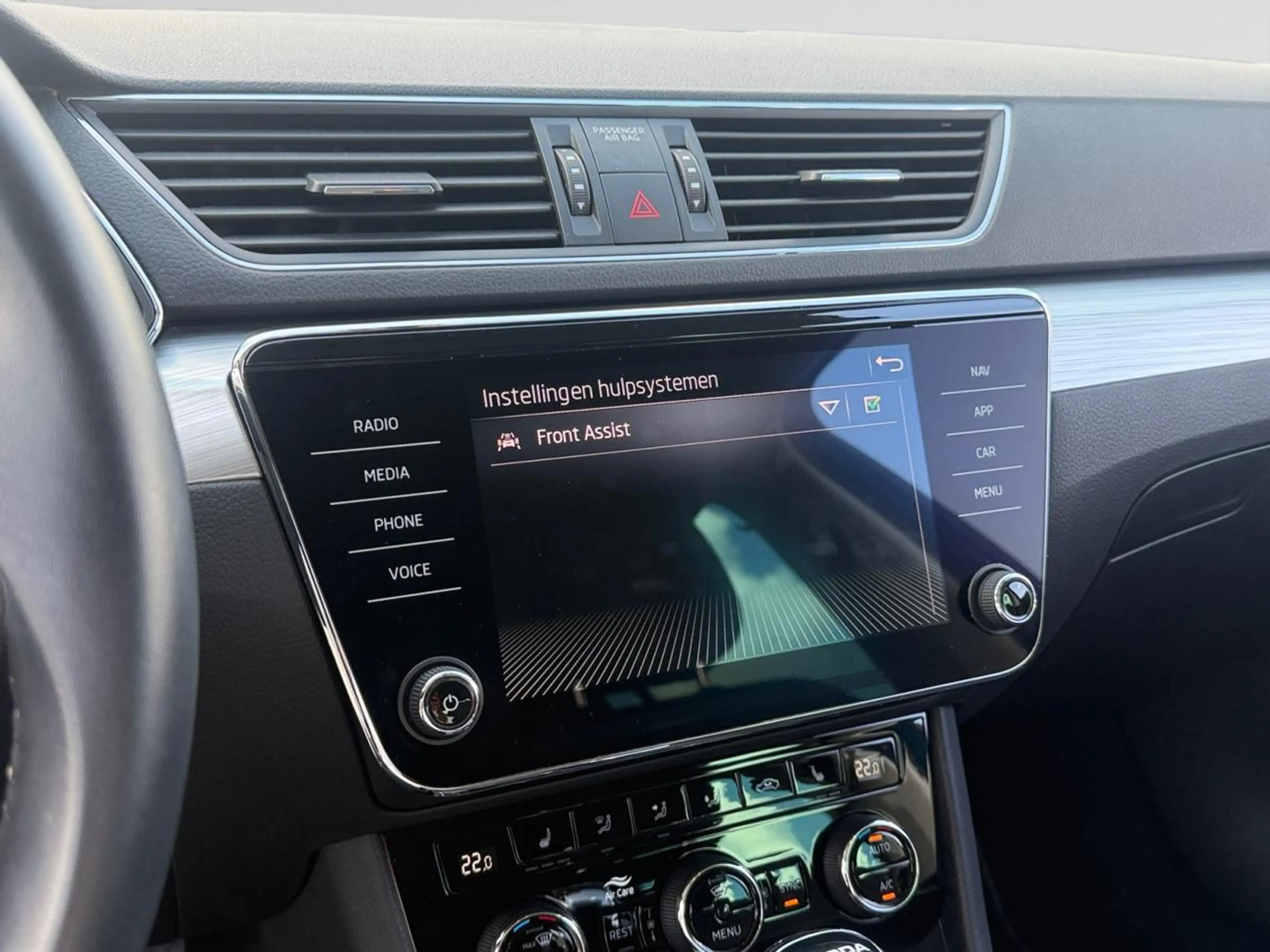 Skoda Superb 1.5 TSI (150pk) AUTOMAAT /// Inklapbare trekhaak ///  Achteruitrijcamera /// Zetelverwarming Vooraan — photo 10