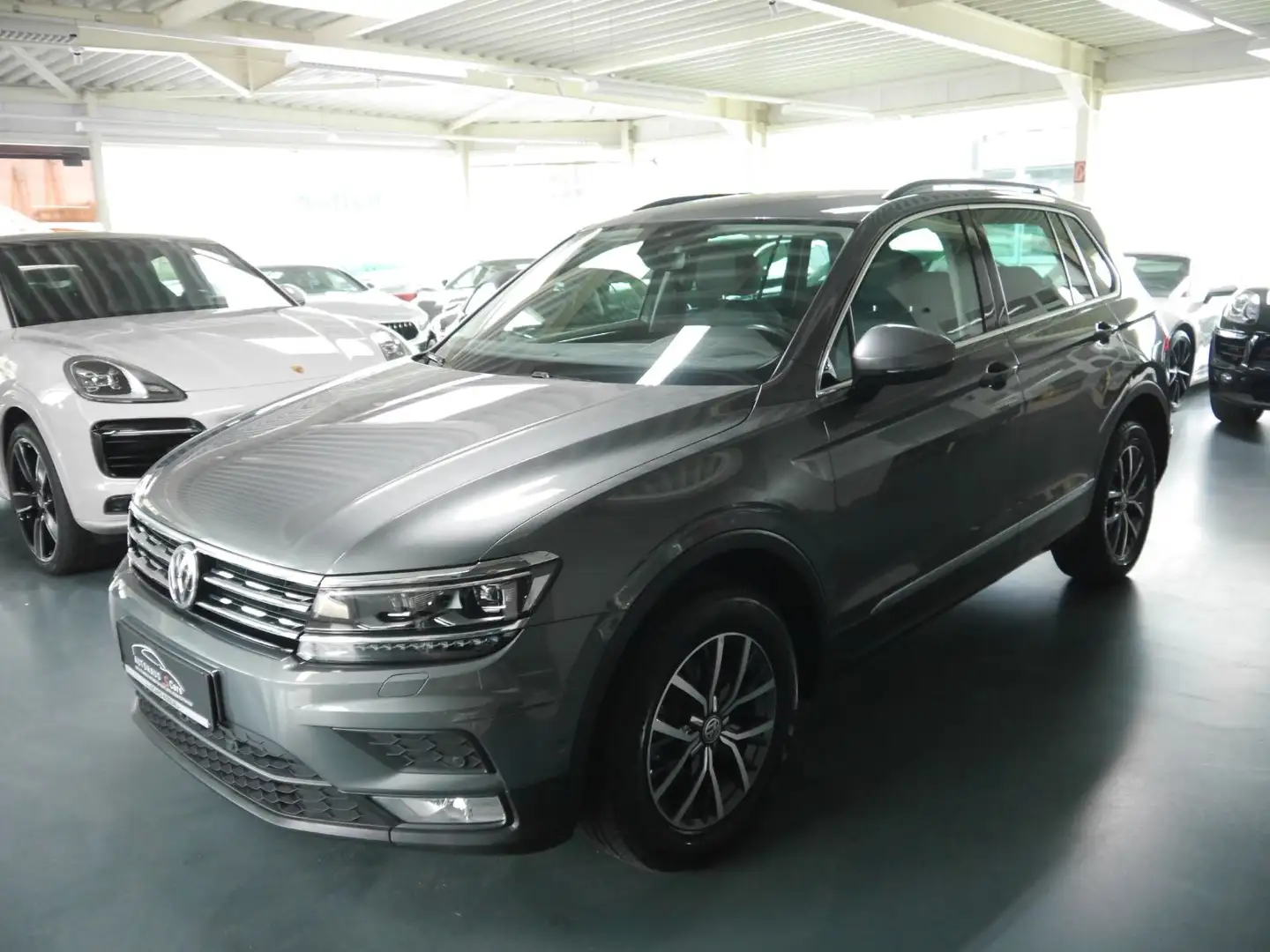 Volkswagen Tiguan Comfort*4Motion*Leder*Navi*Spur*Pano Grau - 2