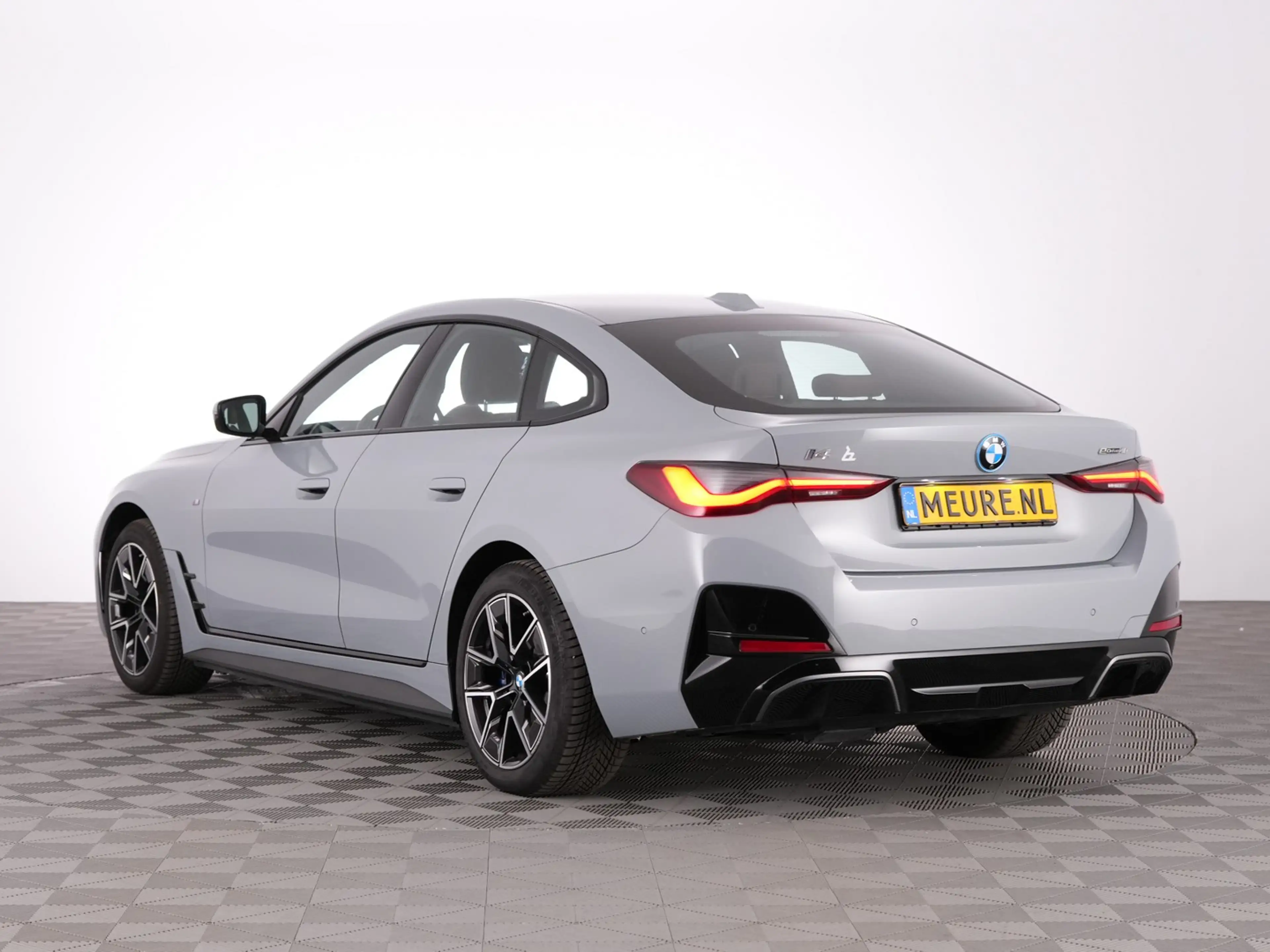 BMW i4 eDrive40 M Sport *SOH 94.3%* LEDER | Full LED | CA — photo 2