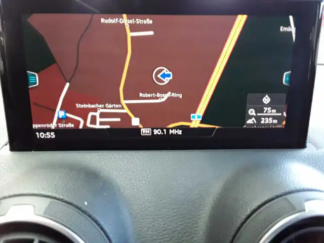 Audi Q2 view 12