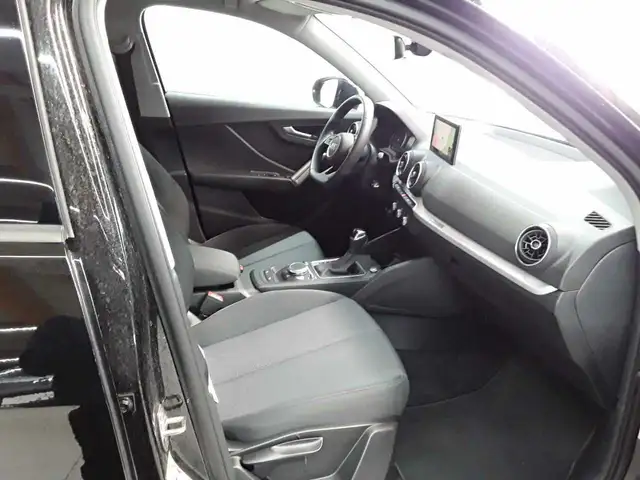 Audi Q2 view 8