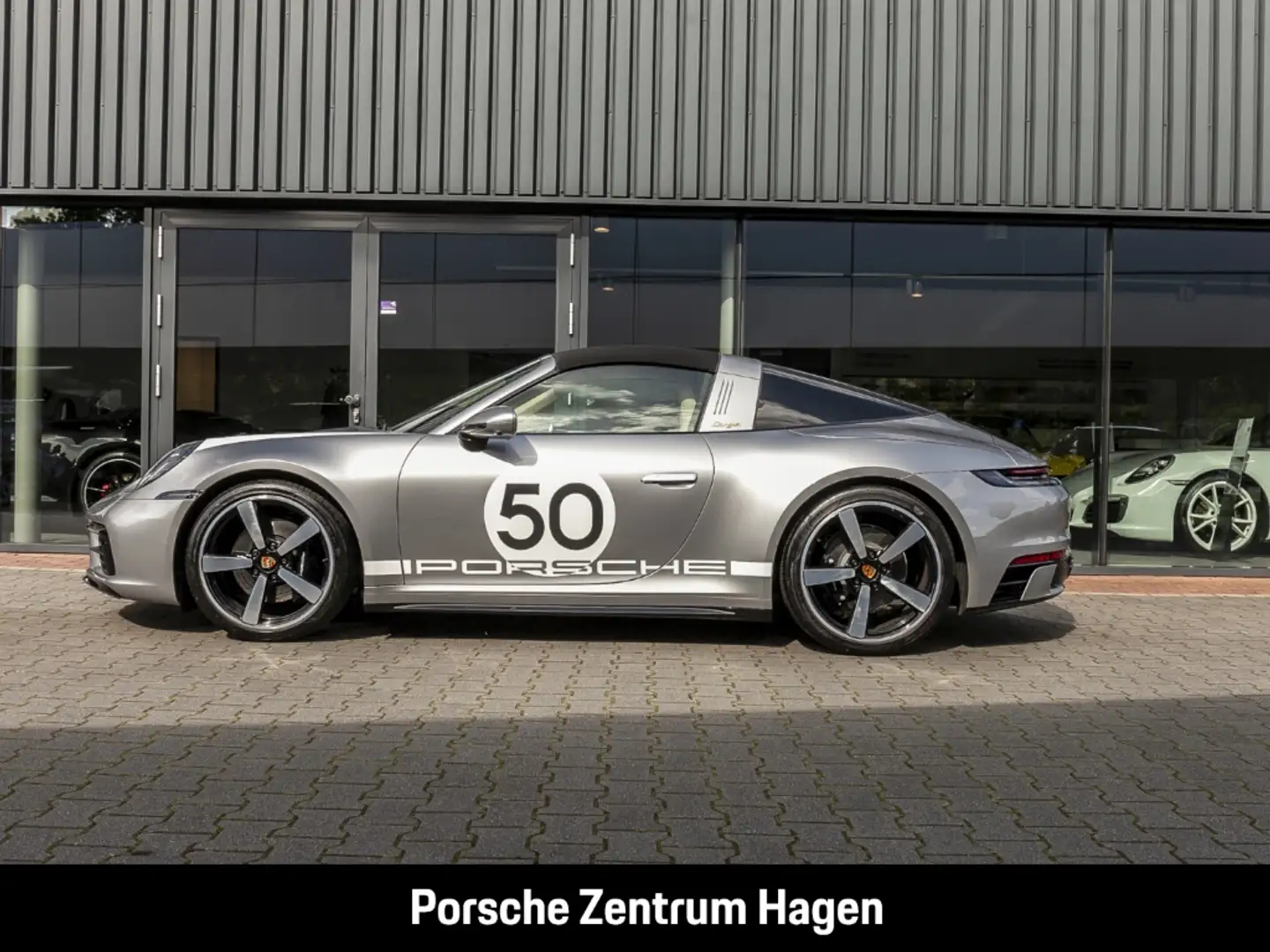 Porsche 992 Targa 4S Heritage Design Edition Zilver - 2