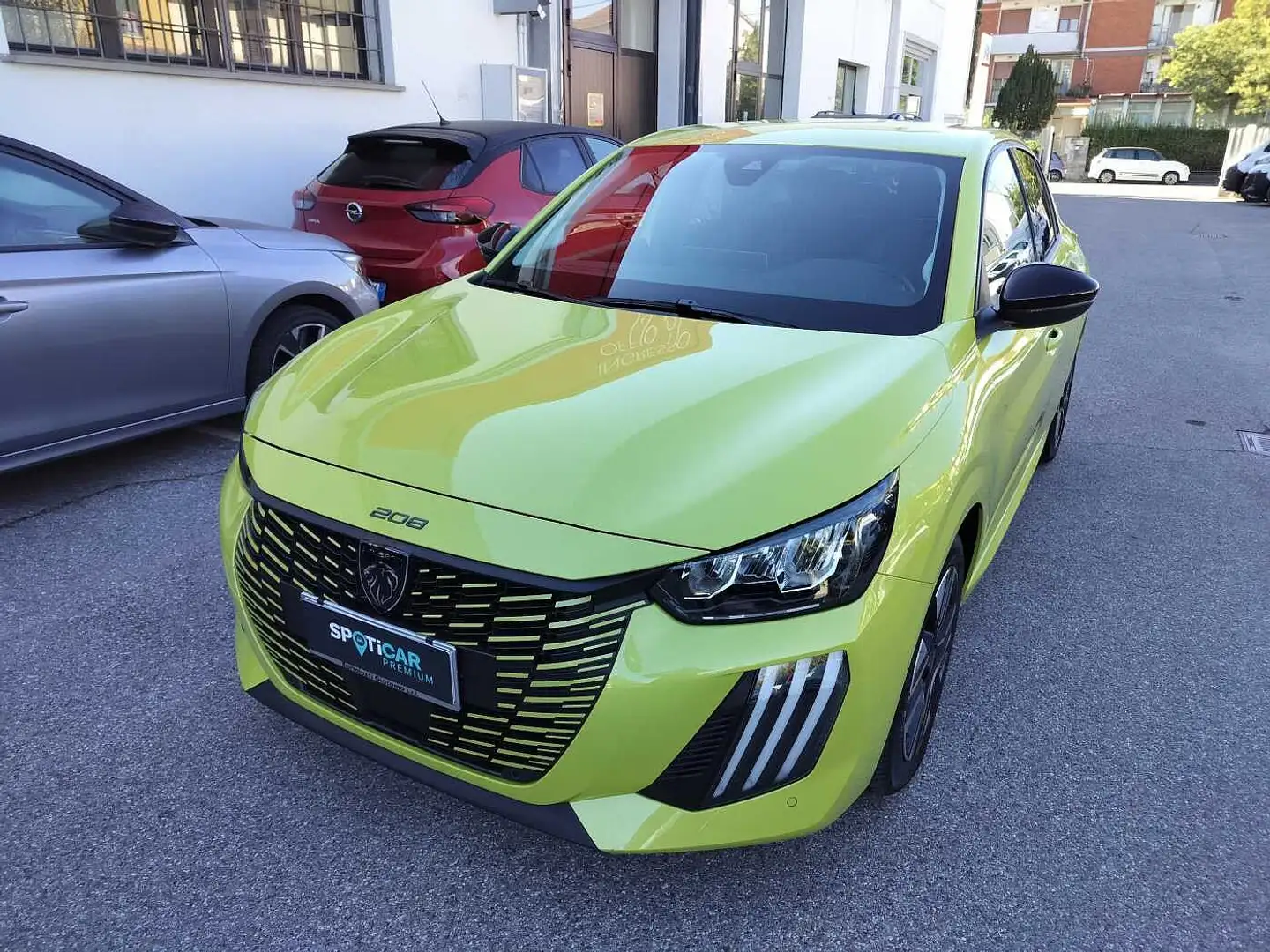 Peugeot 208 2ª serie Hybrid 100 e-DCS6 Allure Giallo - 2