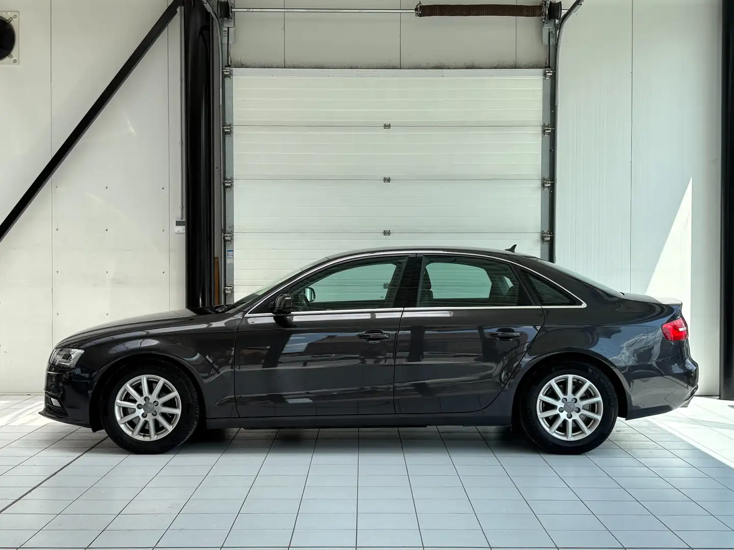 Audi A4 A4 2.0 TDi *XENON * CUIR * GPS * PDC * JANTES * Gris - 2
