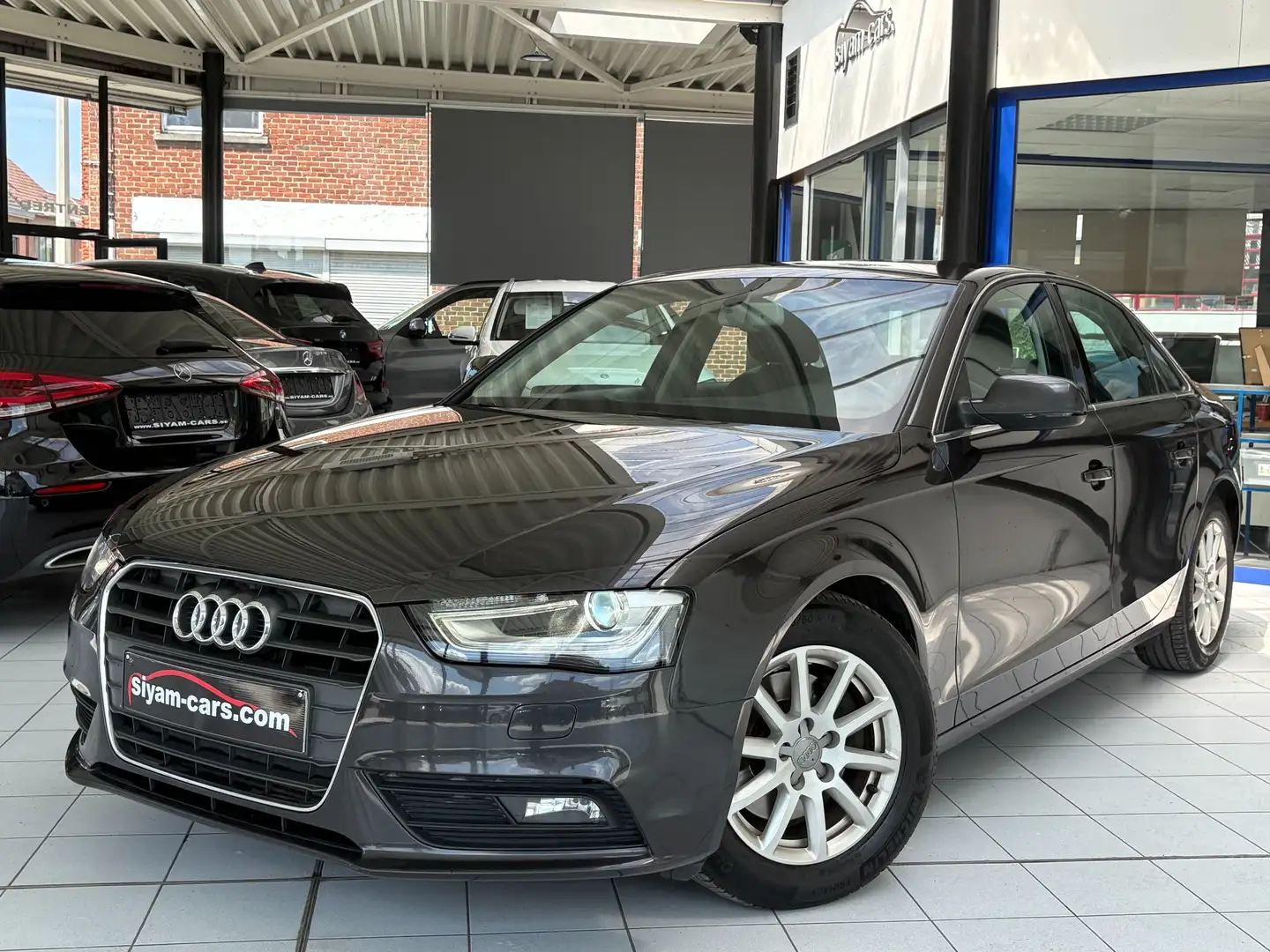 Audi A4 A4 2.0 TDi *XENON * CUIR * GPS * PDC * JANTES * Gris - 1