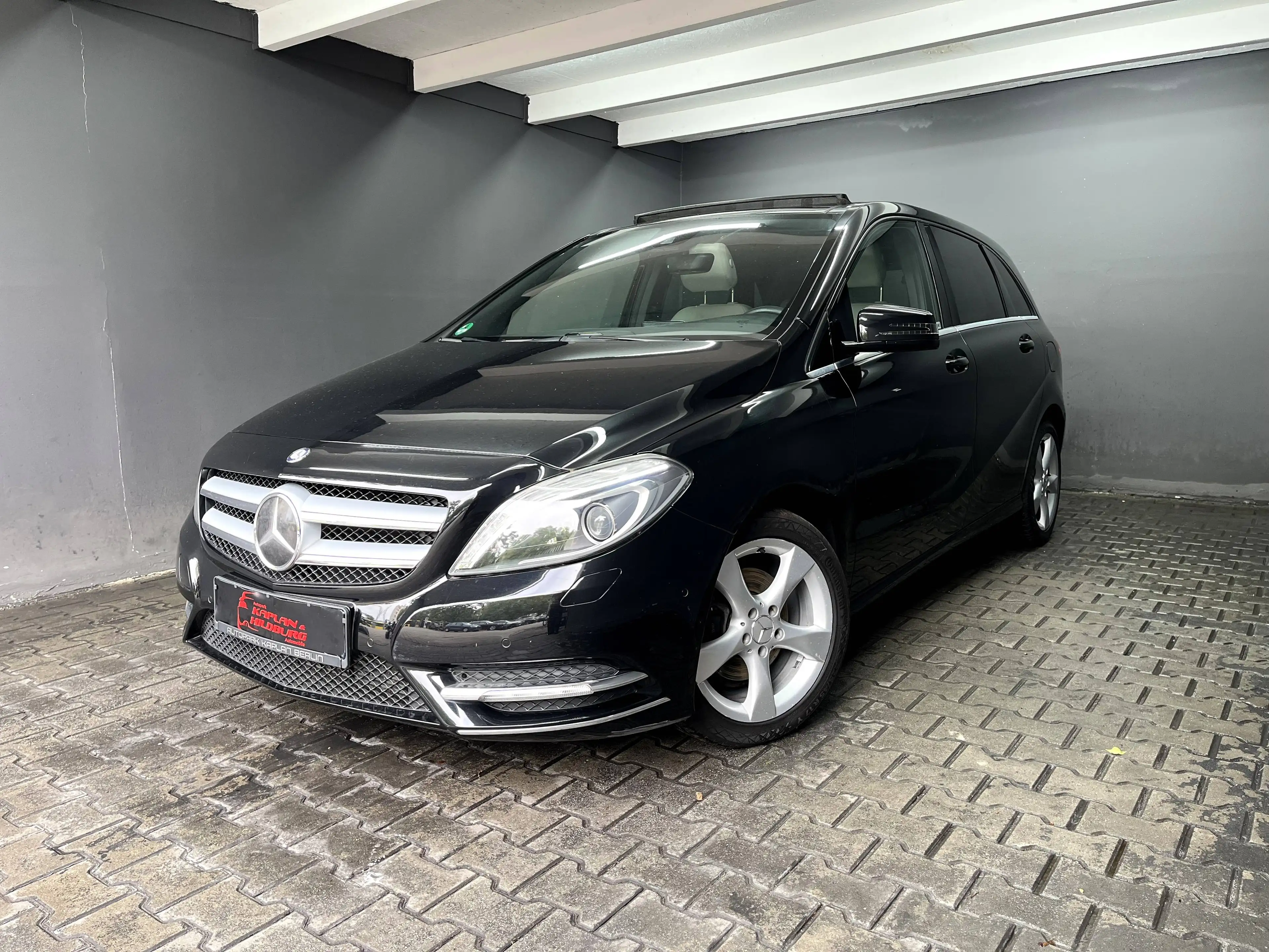 Mercedes-Benz B 200 , AUTOMATIK, NAVI, R-KAMERA, PANO, LED