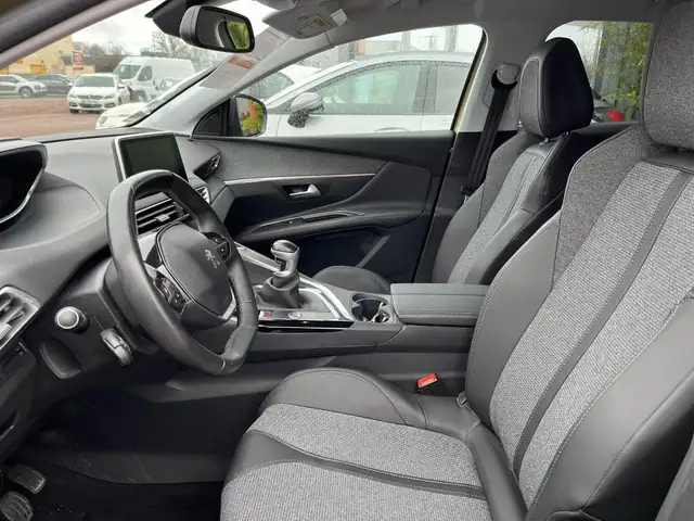 Peugeot 3008 view 5