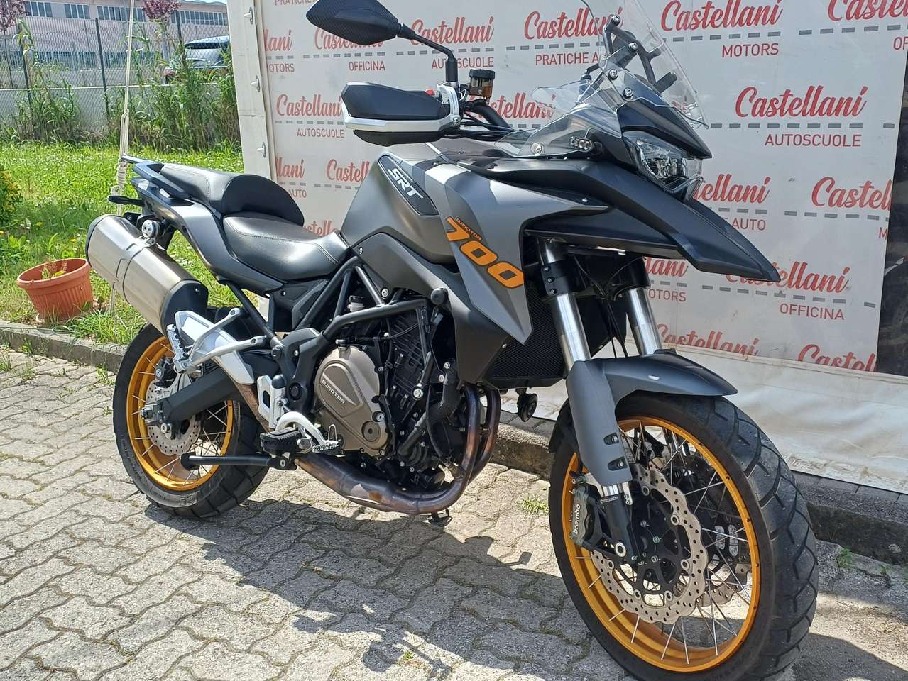 QJ Motor SRT 700 SX QJ Motor SRT 700 702 ANNO 2024 14.750 KM