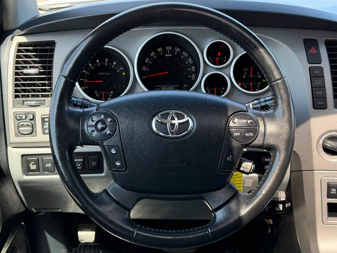 Toyota Sequoia снимка Toyota Sequoia