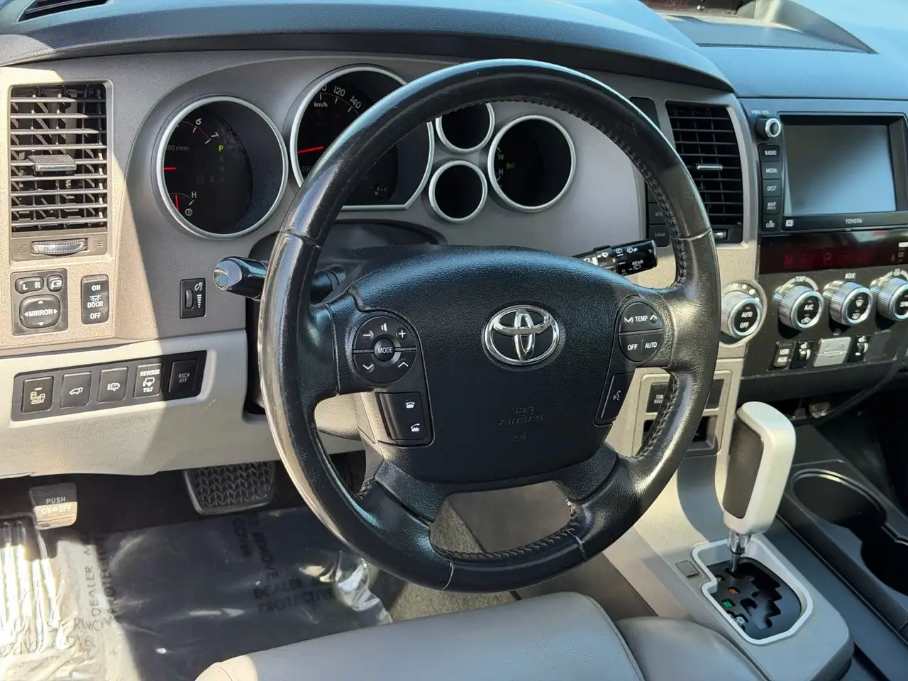 Toyota Sequoia снимка Toyota Sequoia
