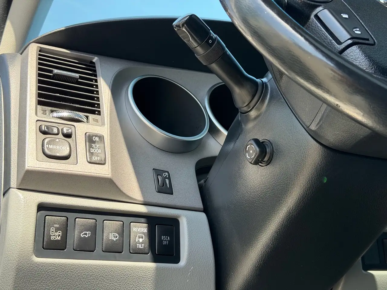 Toyota Sequoia снимка Toyota Sequoia