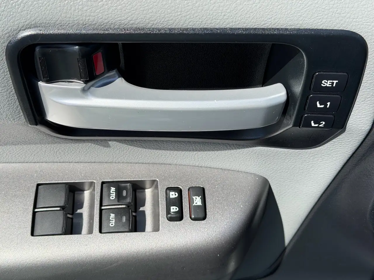 Toyota Sequoia снимка Toyota Sequoia