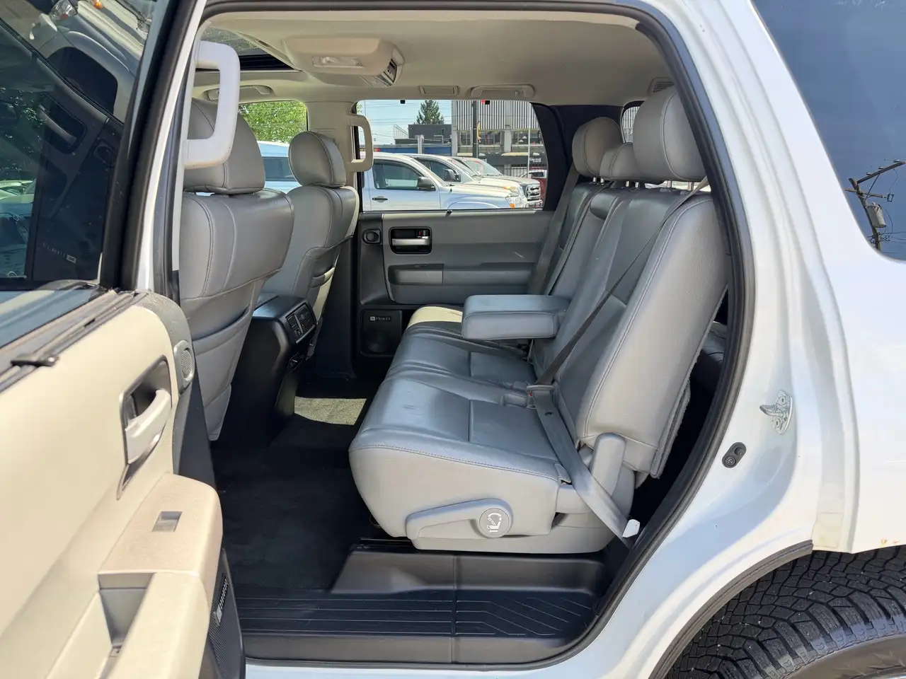 Toyota Sequoia снимка Toyota Sequoia