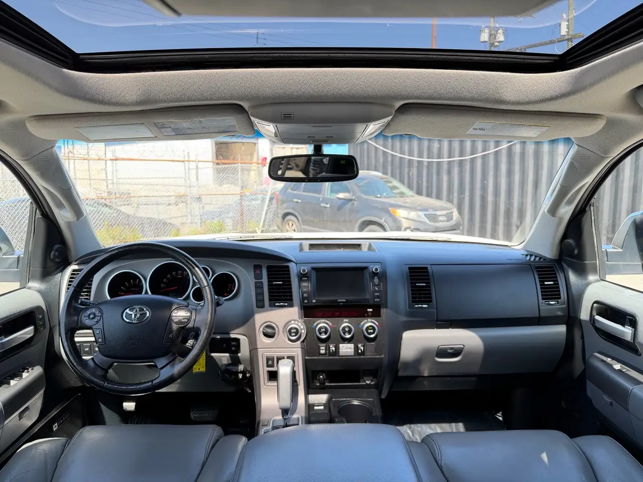 Toyota Sequoia снимка Toyota Sequoia
