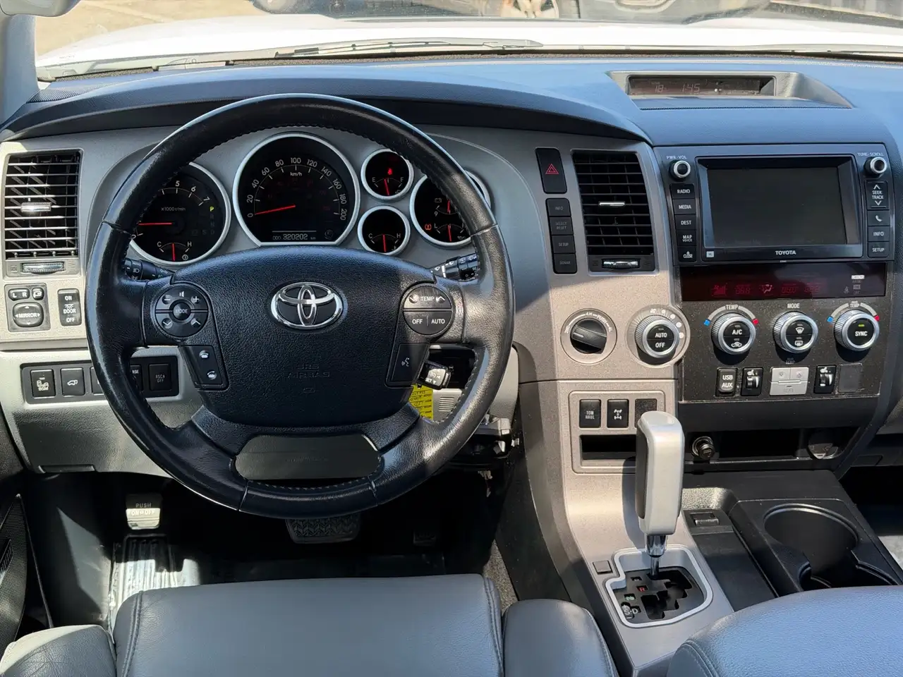 Toyota Sequoia снимка Toyota Sequoia