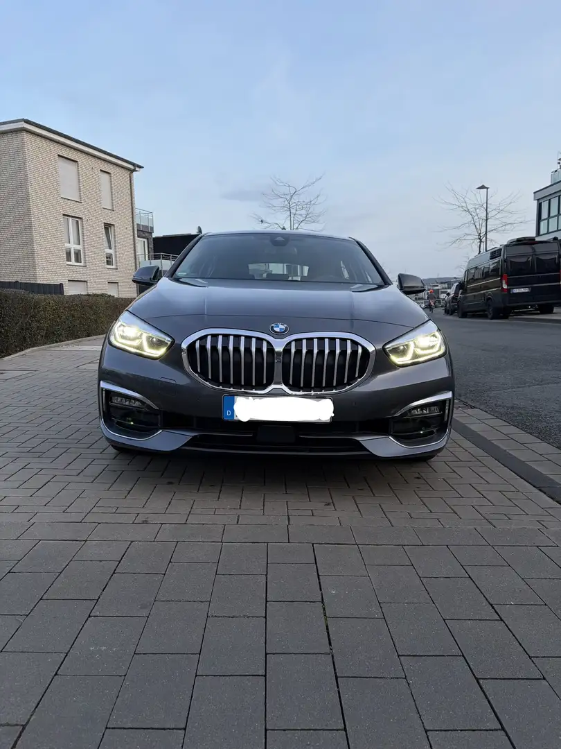 BMW 118 118d Aut. Luxury Line Grau - 2
