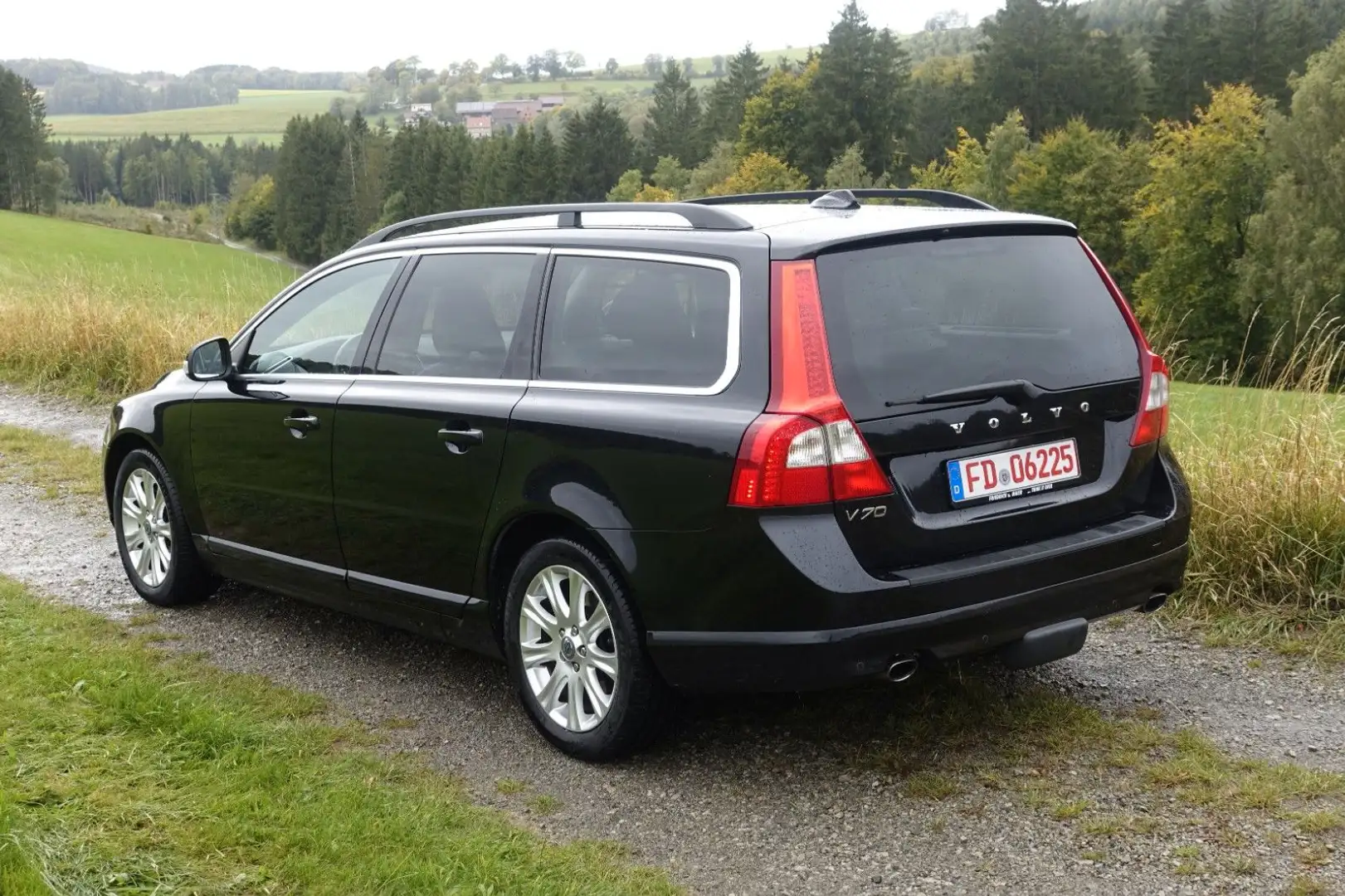 Volvo V70 D5 Momentum Schwarz - 2