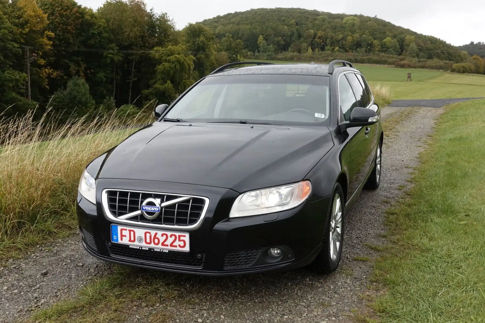 Volvo V70 D5 Momentum Schwarz - 1