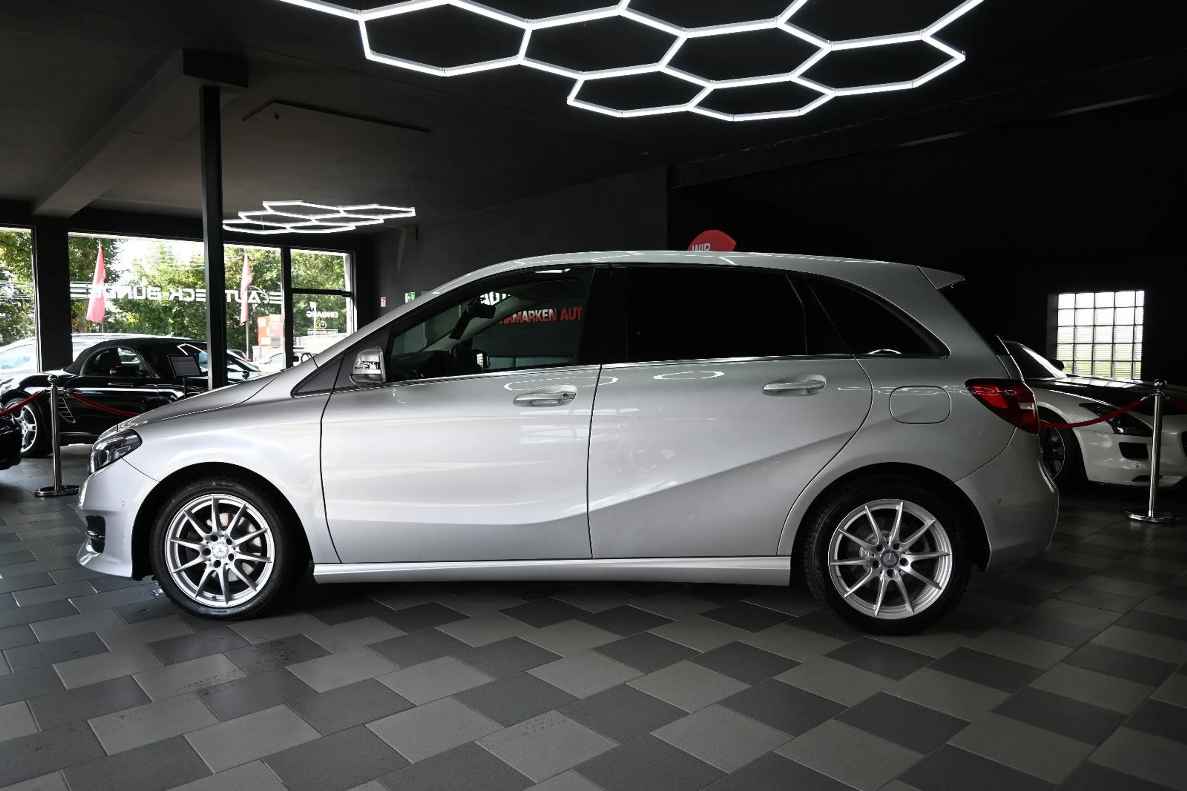 Mercedes-Benz B 220 d Aut/4Matic/Navi/Temp/AHK/Park-Ass/LED — photo 9