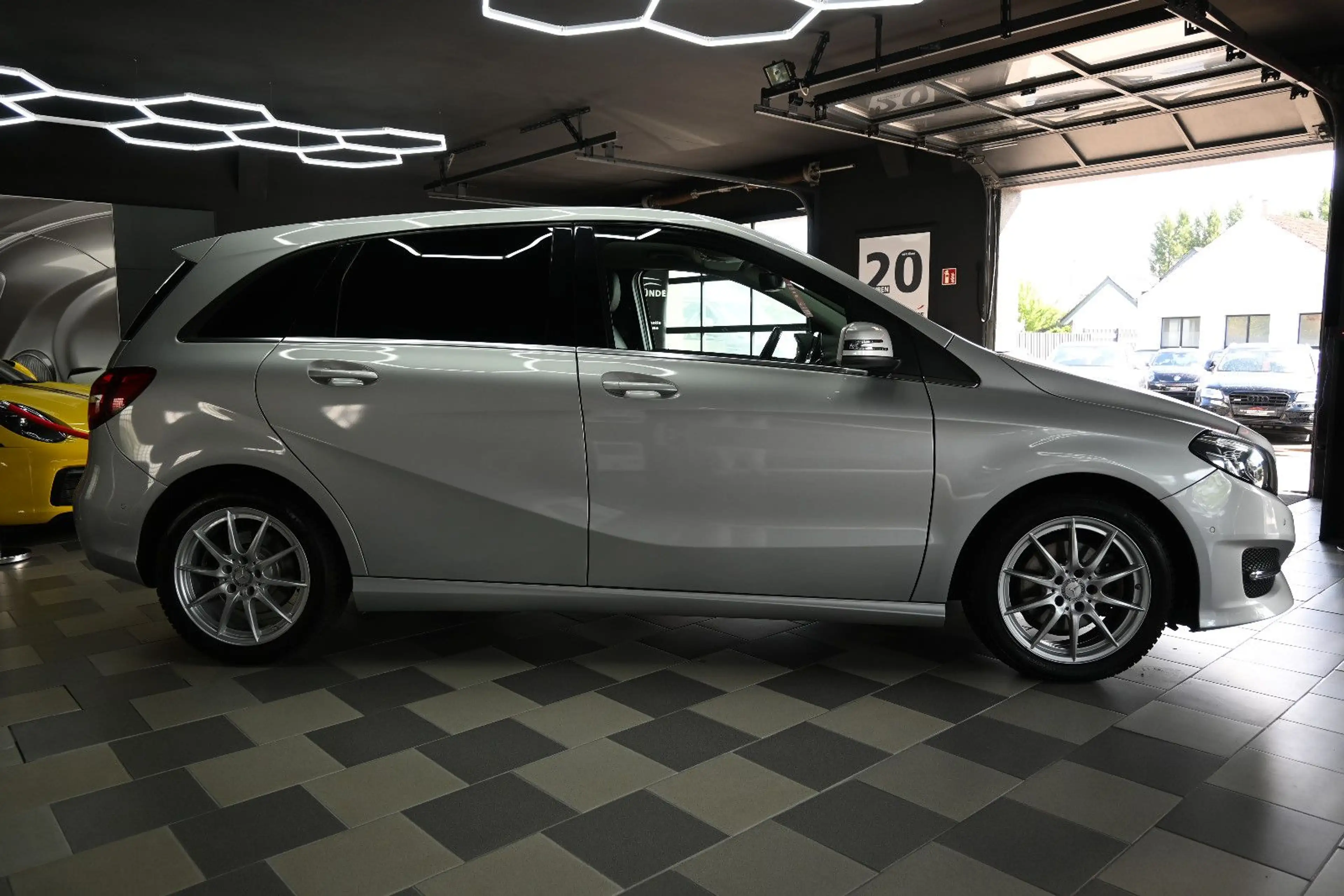 Mercedes-Benz B 220 d Aut/4Matic/Navi/Temp/AHK/Park-Ass/LED — photo 5