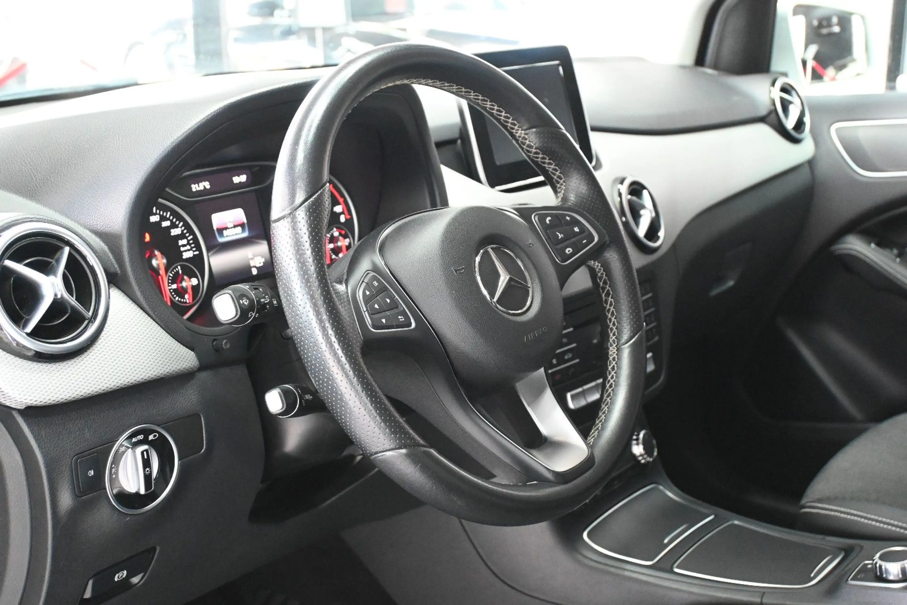 Mercedes-Benz B 220 d Aut/4Matic/Navi/Temp/AHK/Park-Ass/LED — photo 10