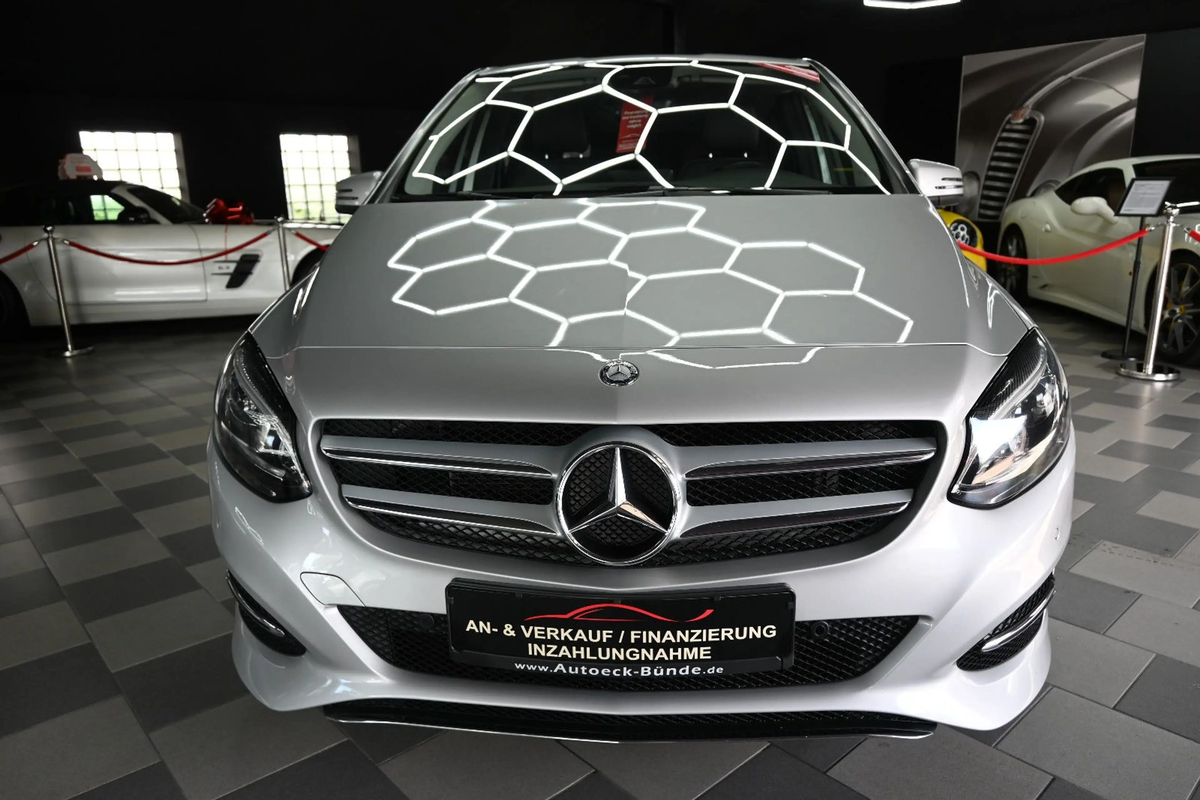 Mercedes-Benz B 220 d Aut/4Matic/Navi/Temp/AHK/Park-Ass/LED — photo 3