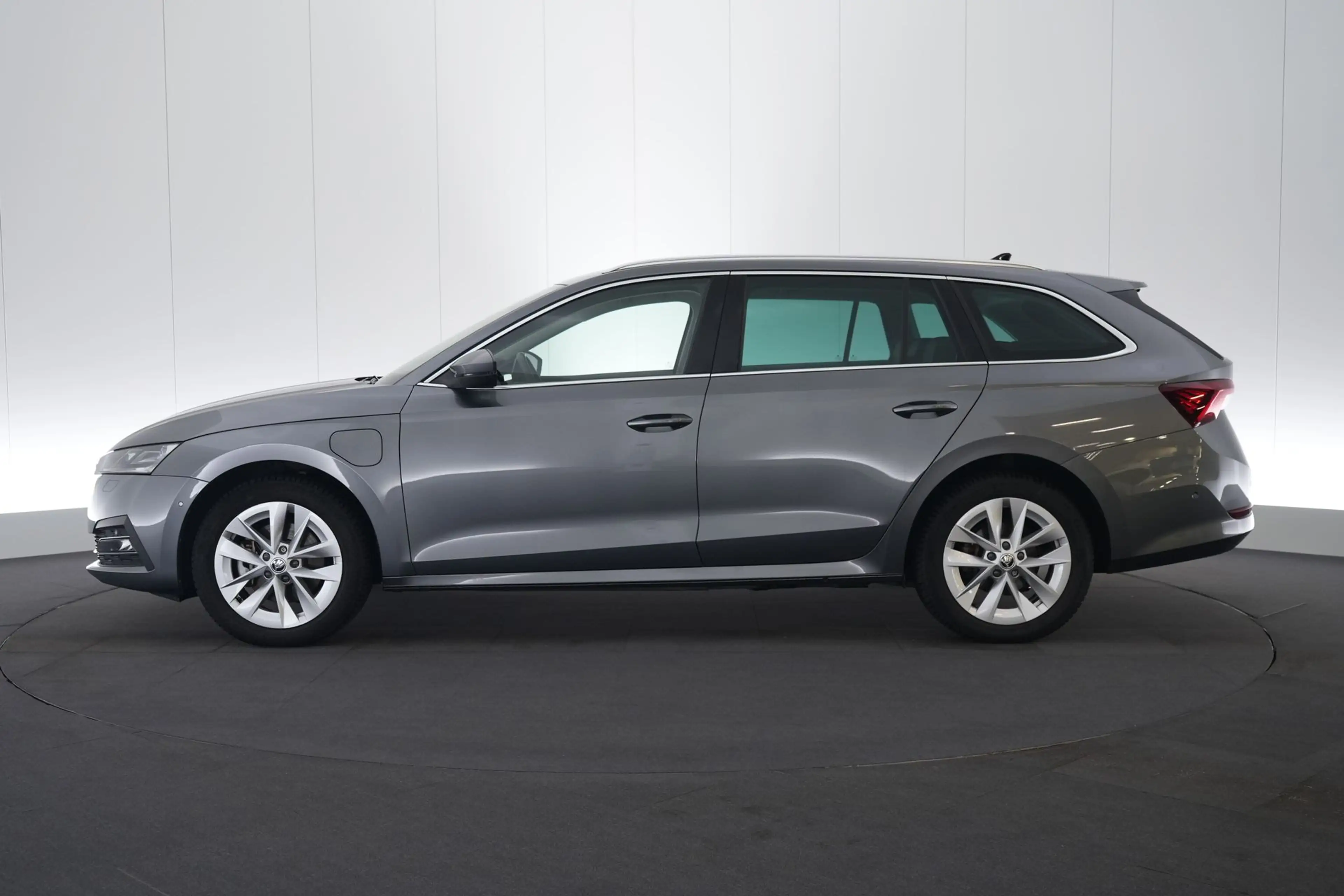 Skoda Octavia Combi 1.4 TSI PHEV DSG Clever+ LED GPS PDC CAM Key — photo 11