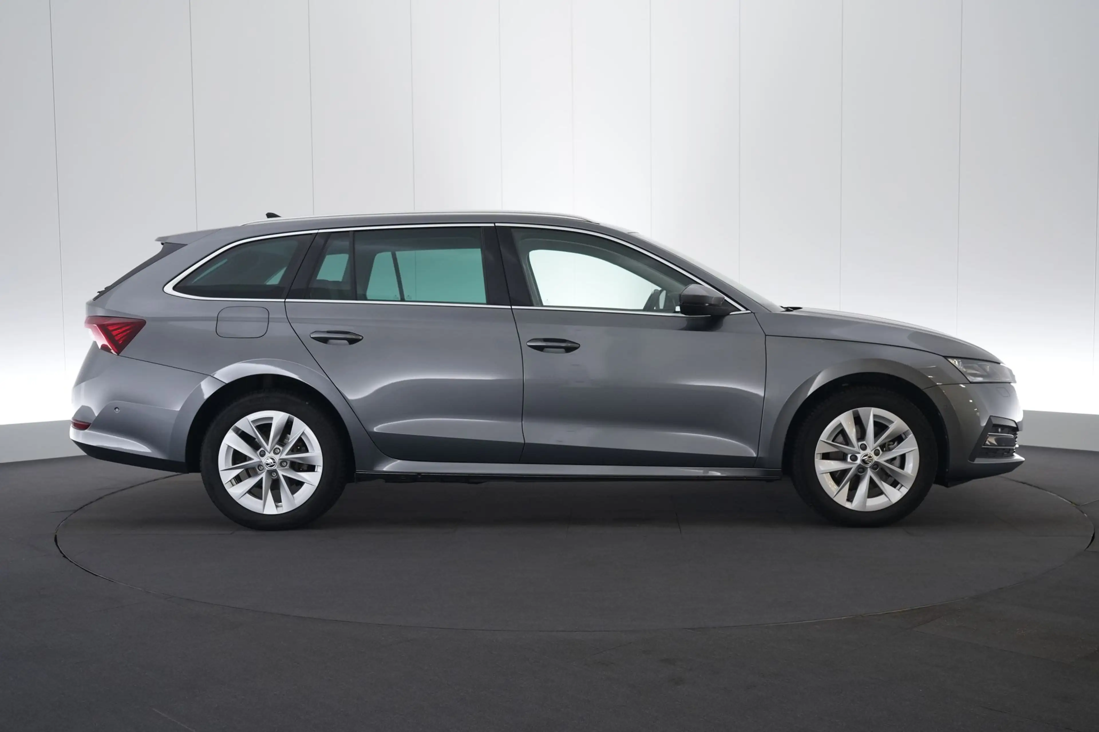 Skoda Octavia Combi 1.4 TSI PHEV DSG Clever+ LED GPS PDC CAM Key — photo 5