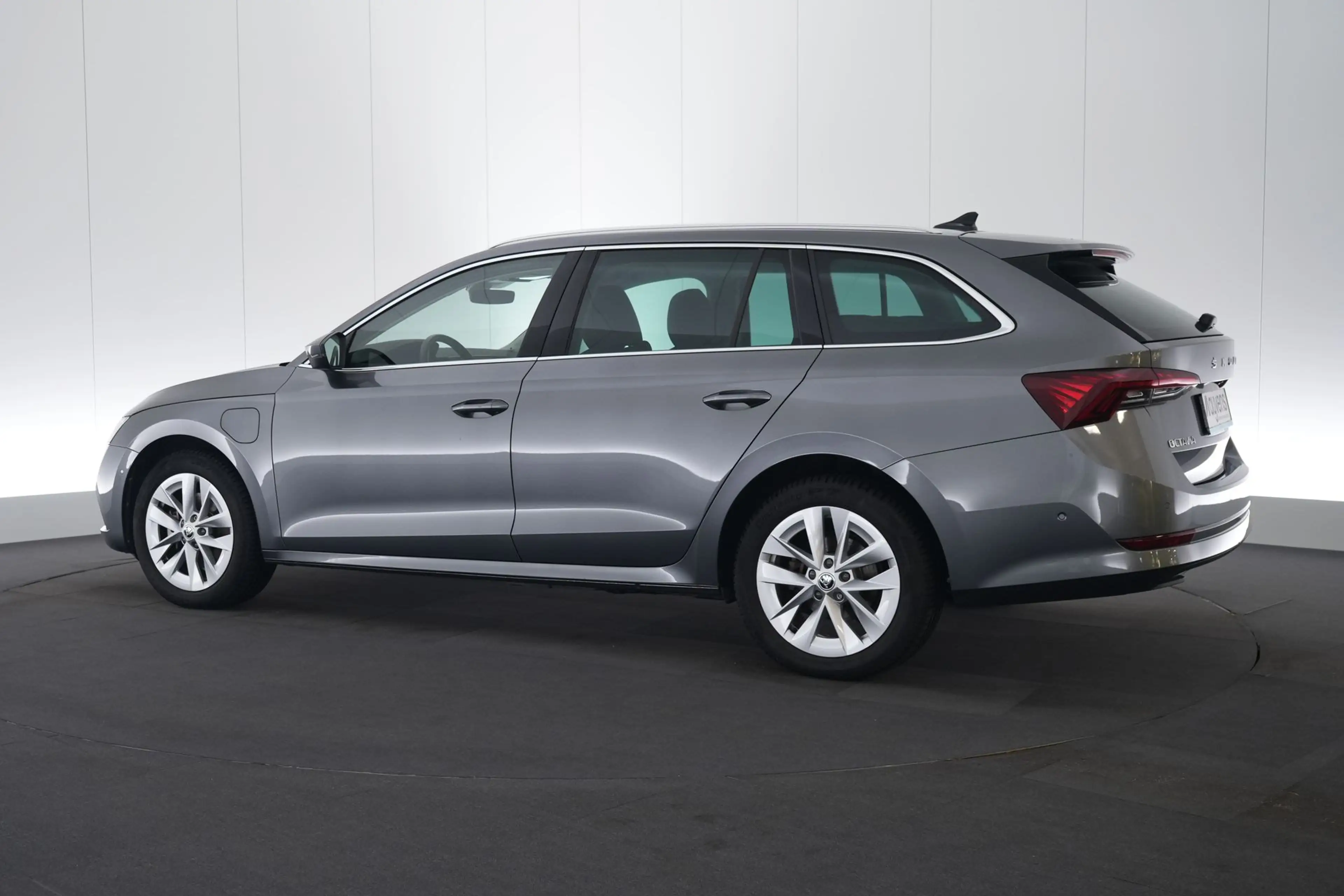 Skoda Octavia Combi 1.4 TSI PHEV DSG Clever+ LED GPS PDC CAM Key — photo 10