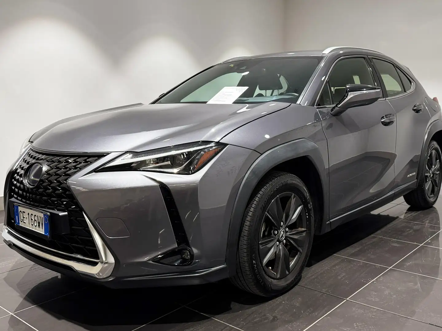 Lexus UX 250h UX 2019 250h 2.0 Executive 4wd cvt my20 Grijs - 1