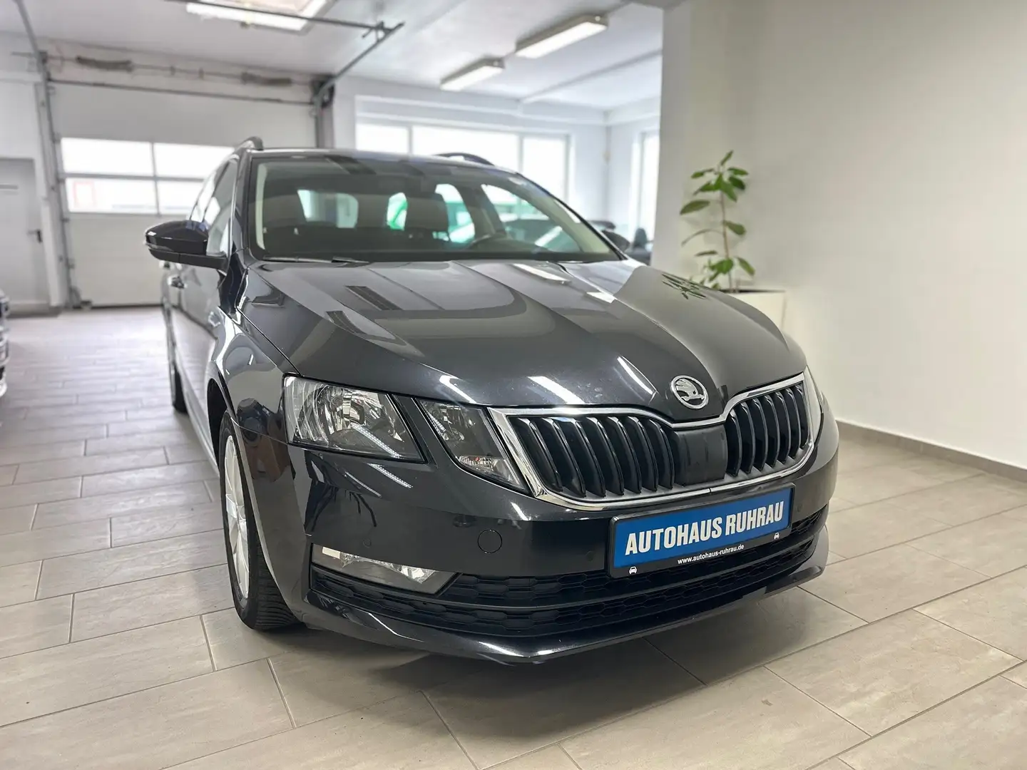 Skoda Octavia Ambition Schwarz - 1