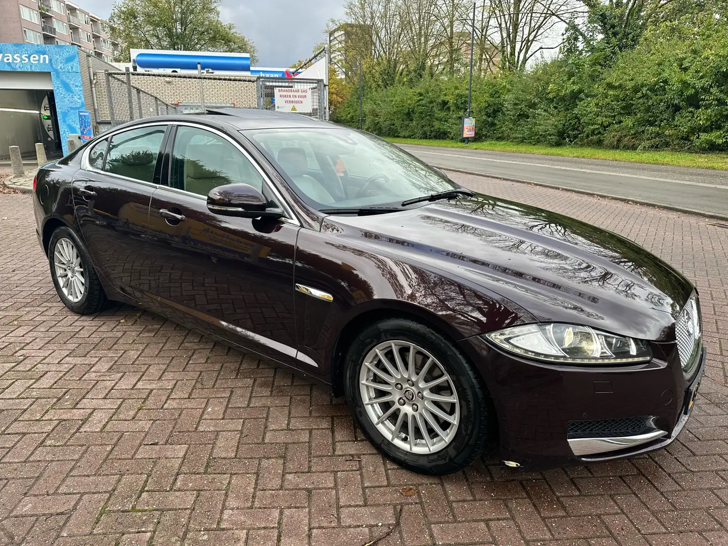Jaguar XF 2.2D Automaat, stoel verwarming/verkoelen, pano Rood - 1