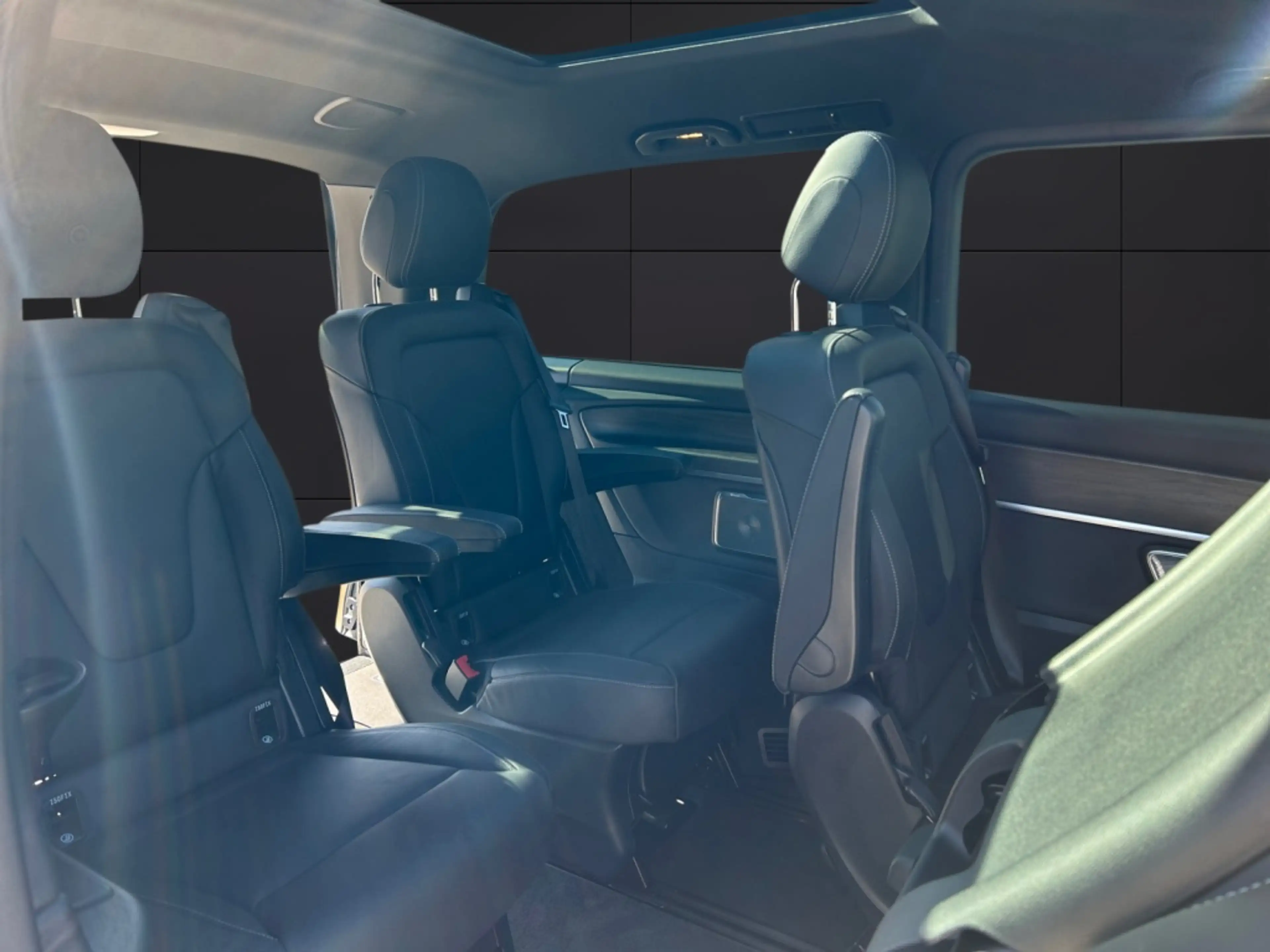Mercedes-Benz EQV 300 AVANTGARDE PANO*AIRMATIC*LED*NAVI*DISTR — photo 15