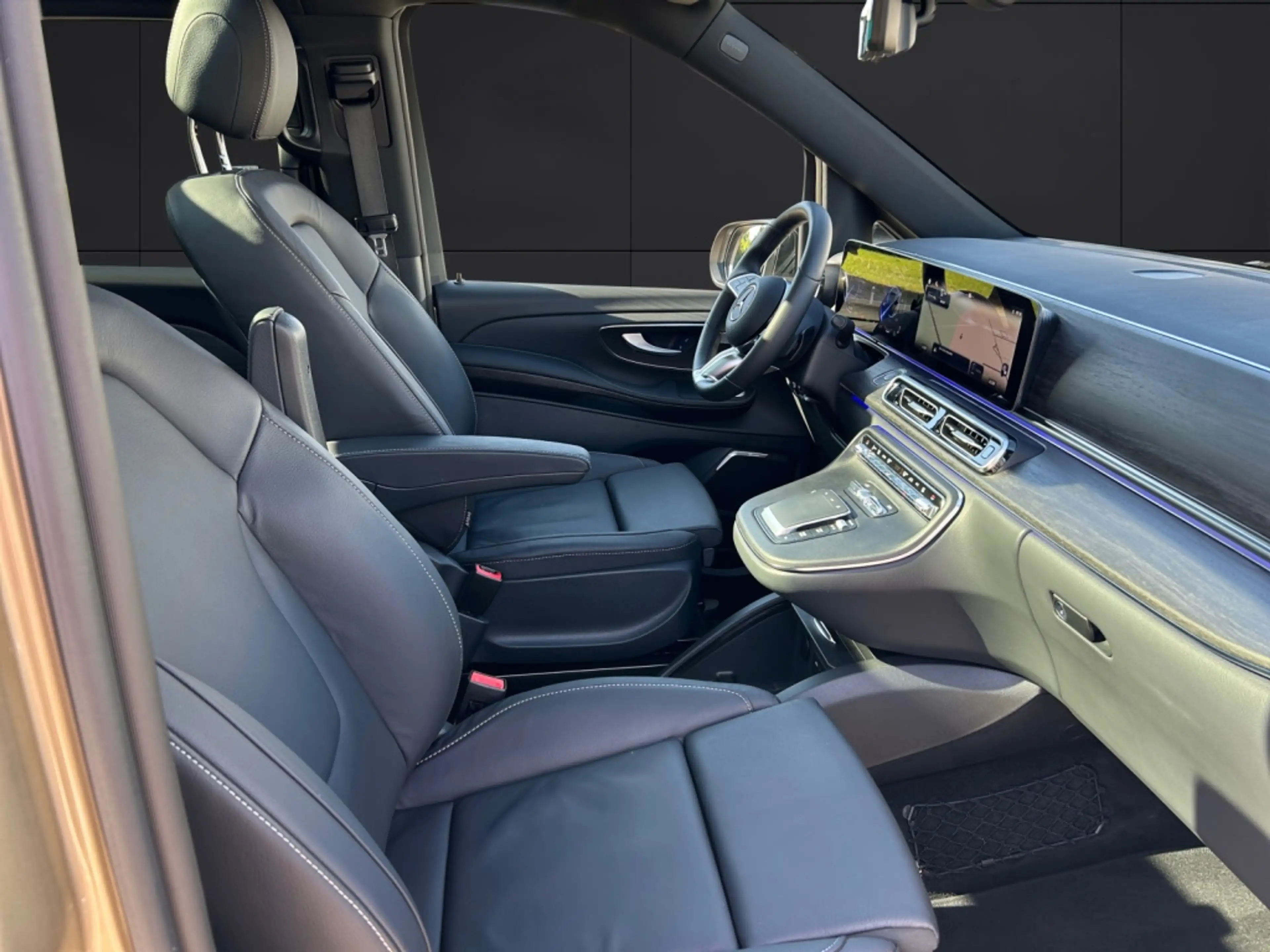 Mercedes-Benz EQV 300 AVANTGARDE PANO*AIRMATIC*LED*NAVI*DISTR — photo 12