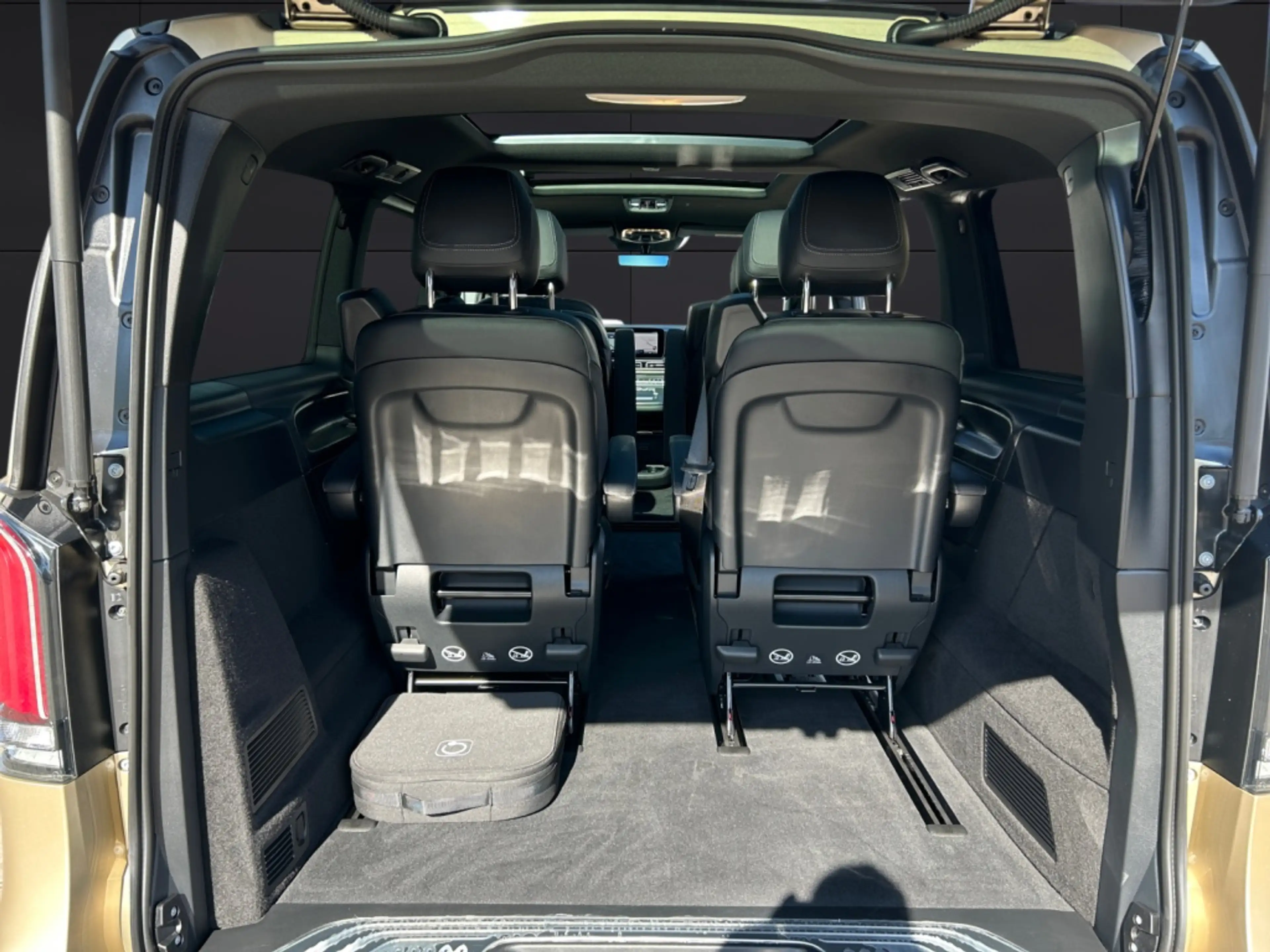 Mercedes-Benz EQV 300 AVANTGARDE PANO*AIRMATIC*LED*NAVI*DISTR — photo 14