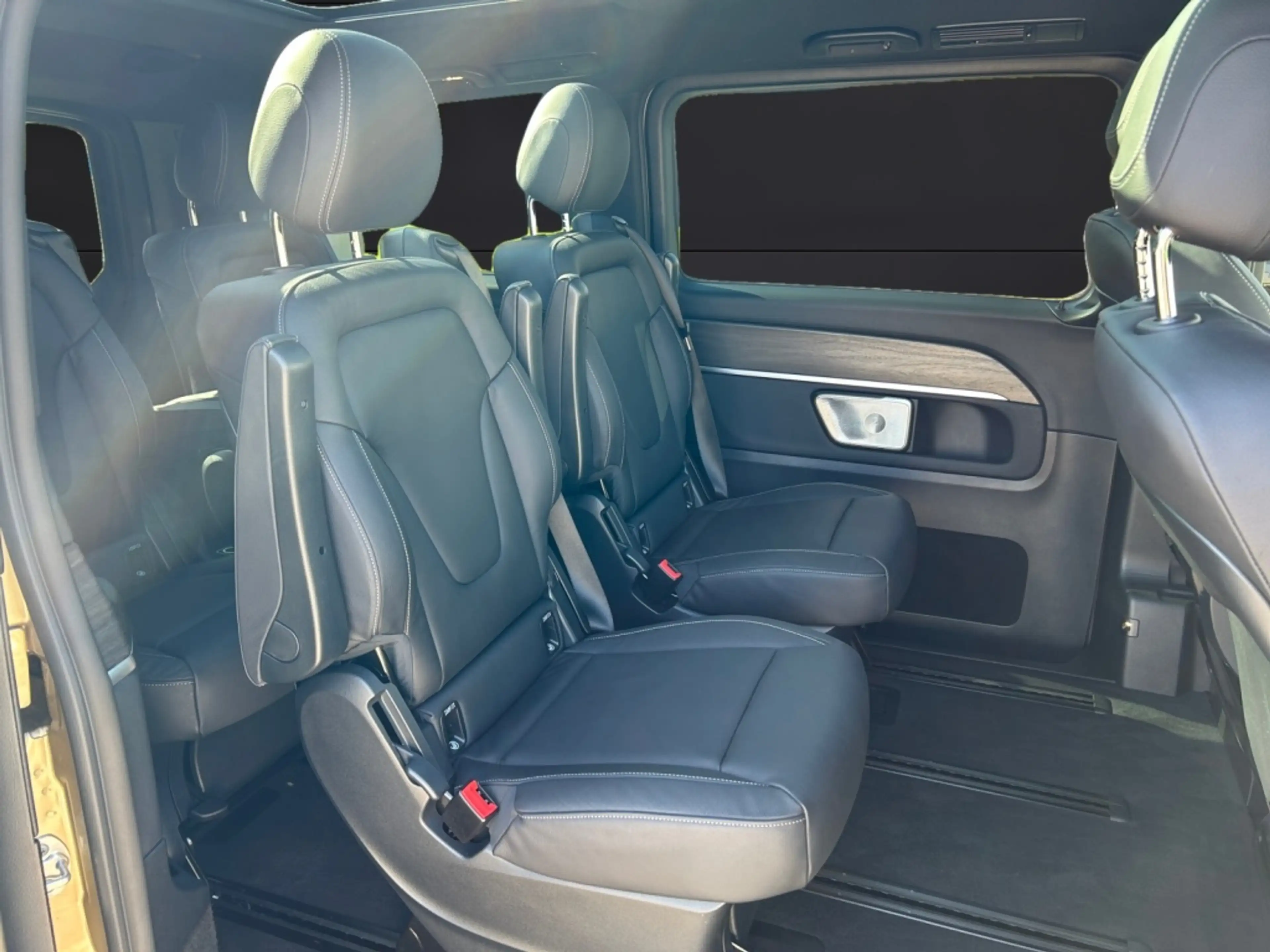 Mercedes-Benz EQV 300 AVANTGARDE PANO*AIRMATIC*LED*NAVI*DISTR — photo 13