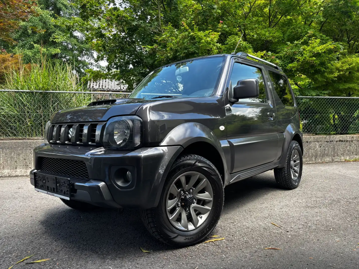 Suzuki Jimny 1.3 / 4x4 / Super Zustand Grau - 1
