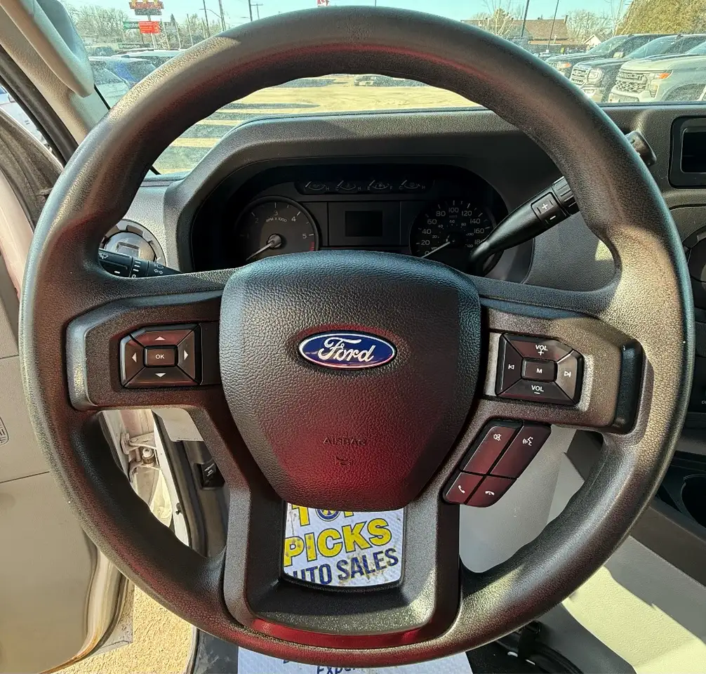 Ford E-450 снимка Ford E-450