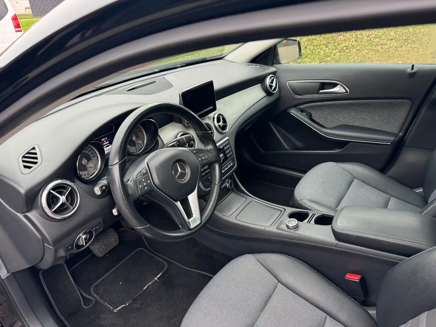 Mercedes-Benz GLA 200 CDI Automatik Panorama Navi AHK Schwarz - 2
