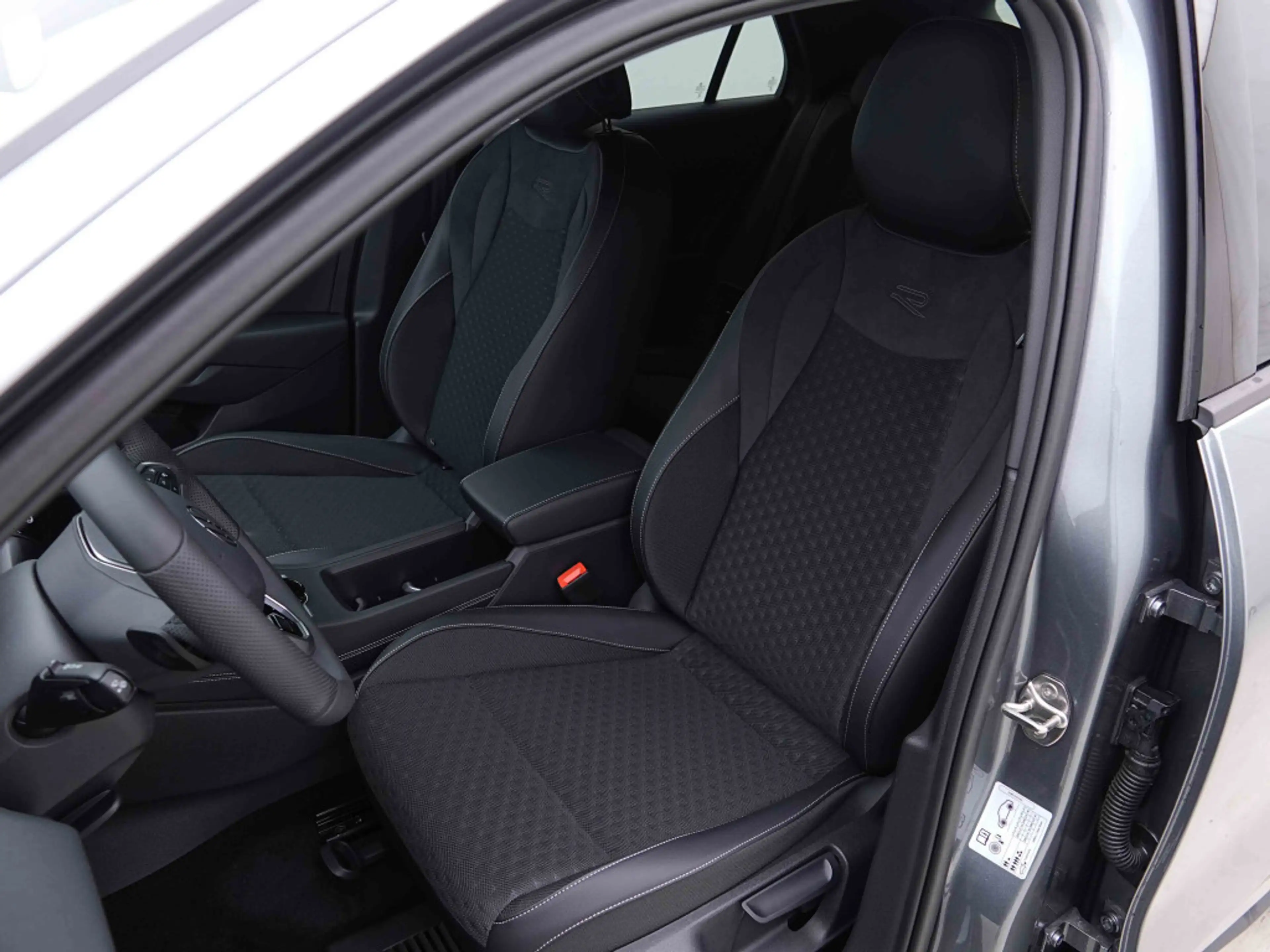 Volkswagen T-Roc 1.5 eTSi 150 AUT R-Line | Carplay | CAM | Keyless | Heated Seats — photo 8