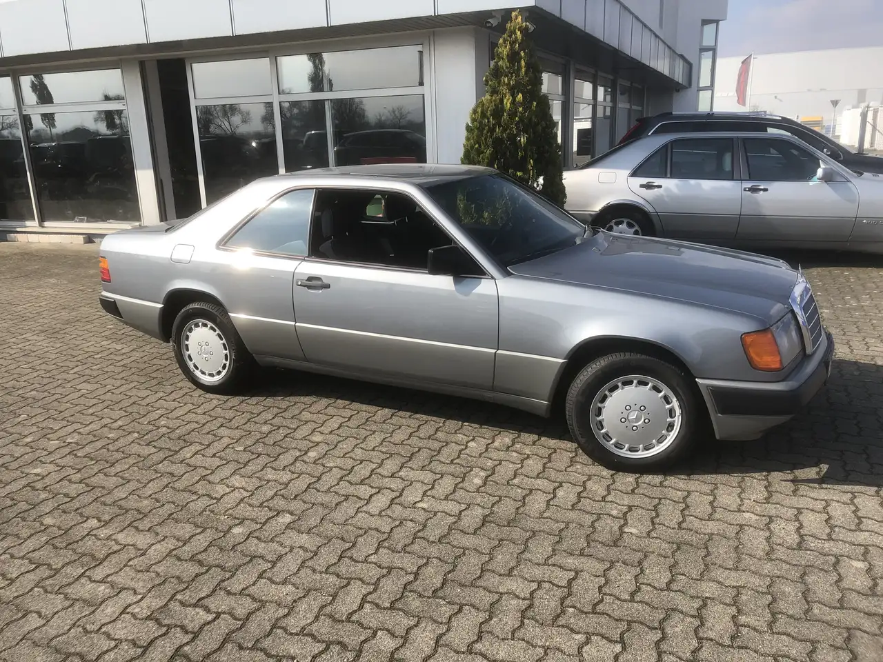 Mercedes-Benz 230, foto 1