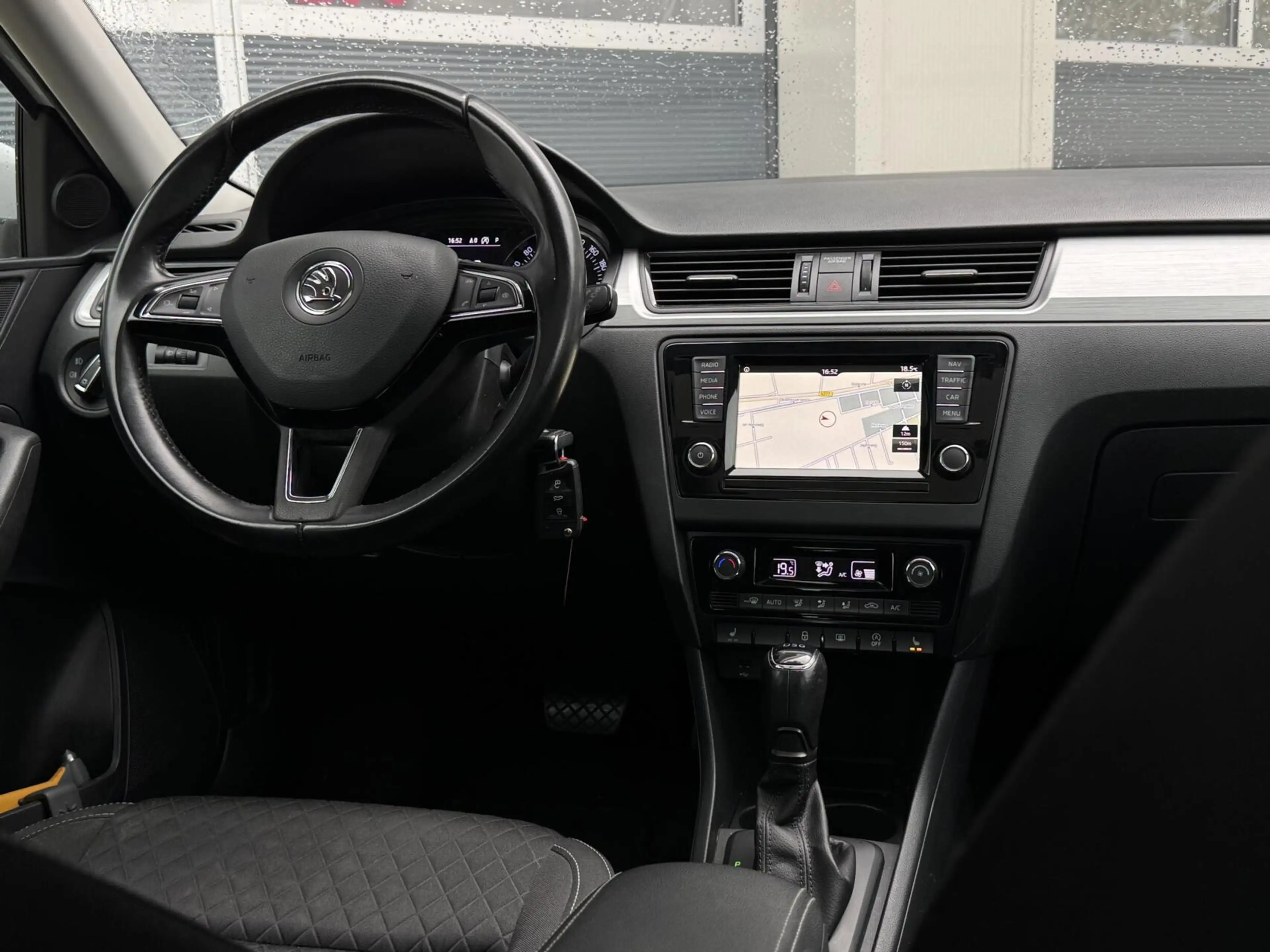 Skoda Rapid/Spaceback 1.2 TSI Greentech Drive | Panorama | CarPlay | Nav — photo 3