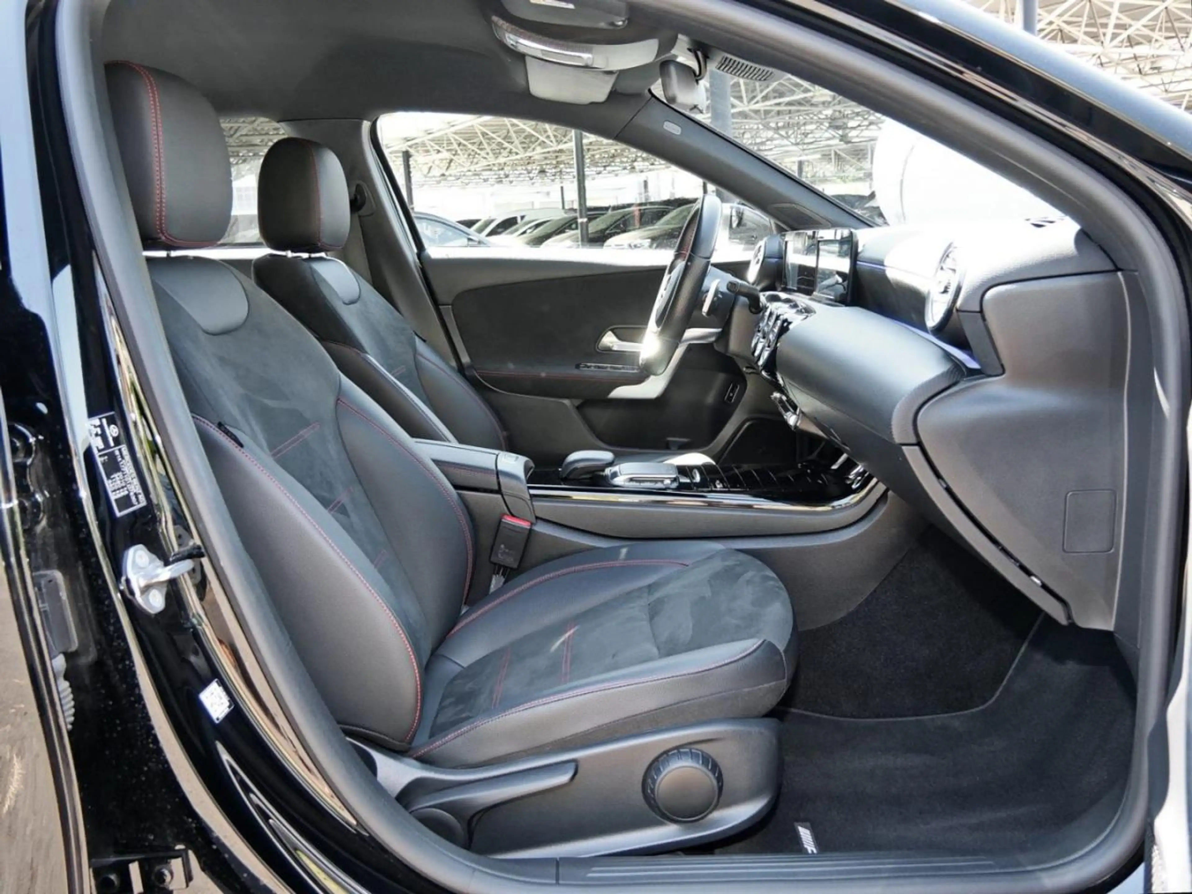 Mercedes-Benz A 180 d Limousine AMG Navi Plus Advanced Sound — photo 6
