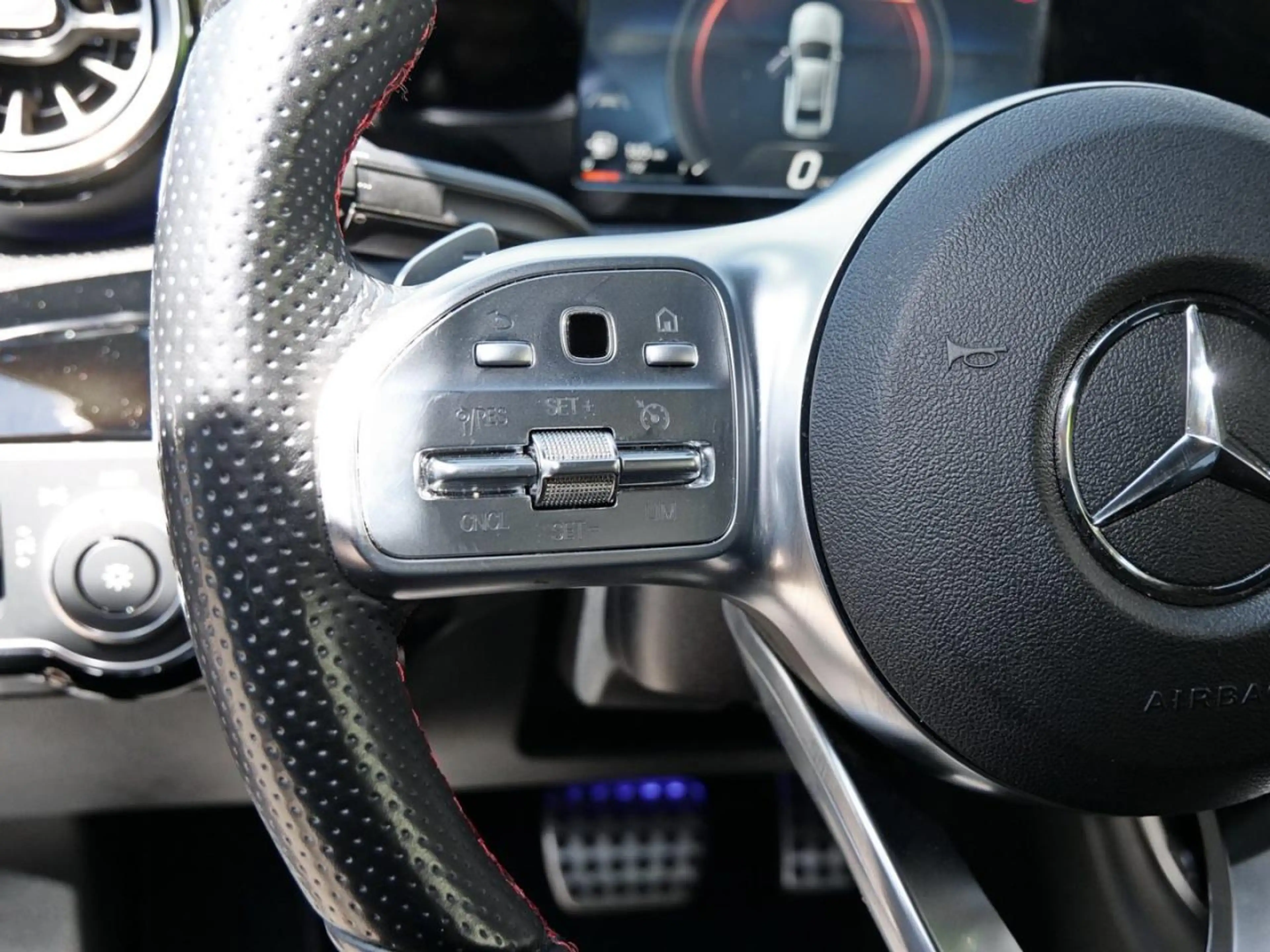 Mercedes-Benz A 180 d Limousine AMG Navi Plus Advanced Sound — photo 9