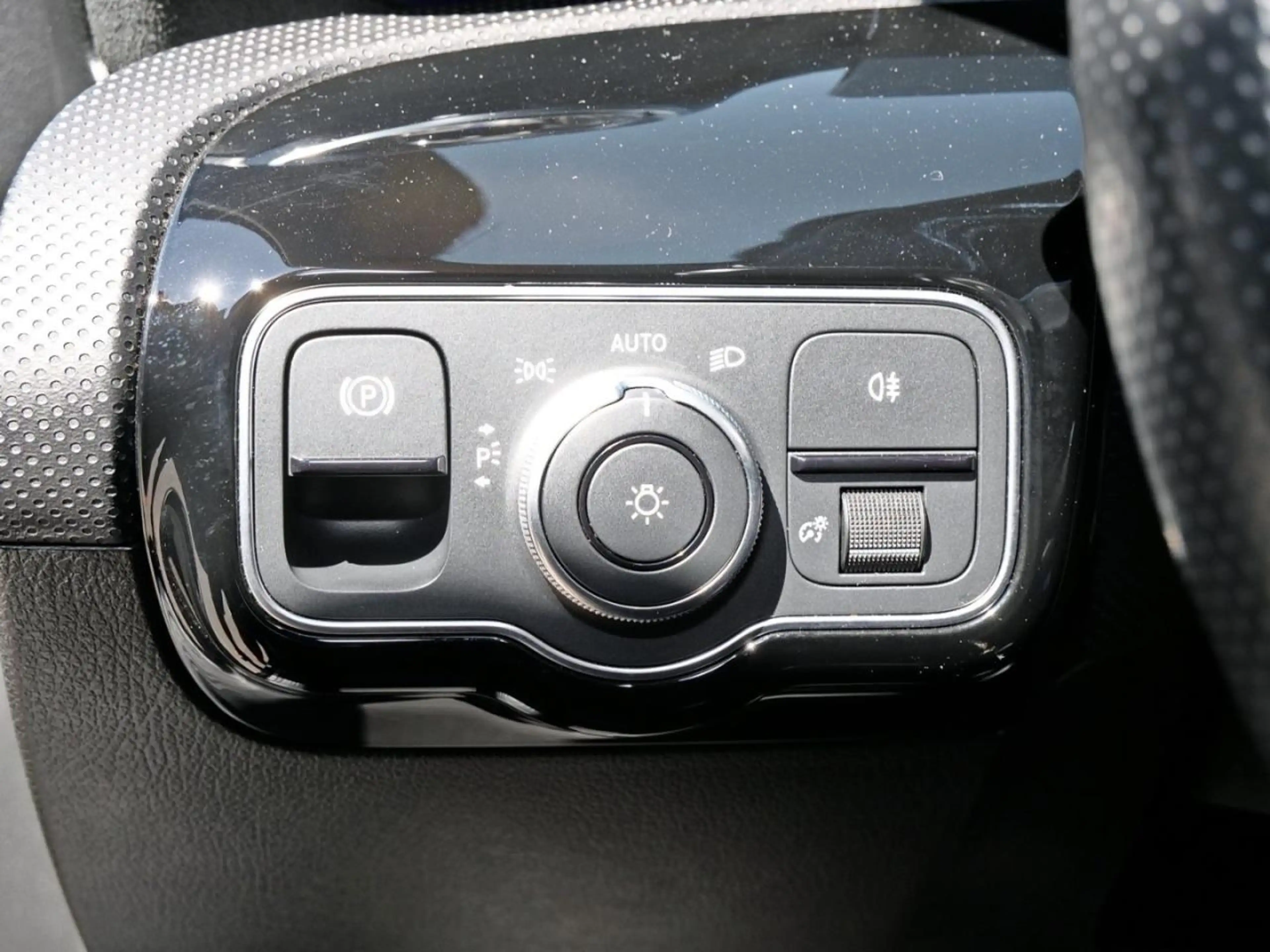 Mercedes-Benz A 180 d Limousine AMG Navi Plus Advanced Sound — photo 10