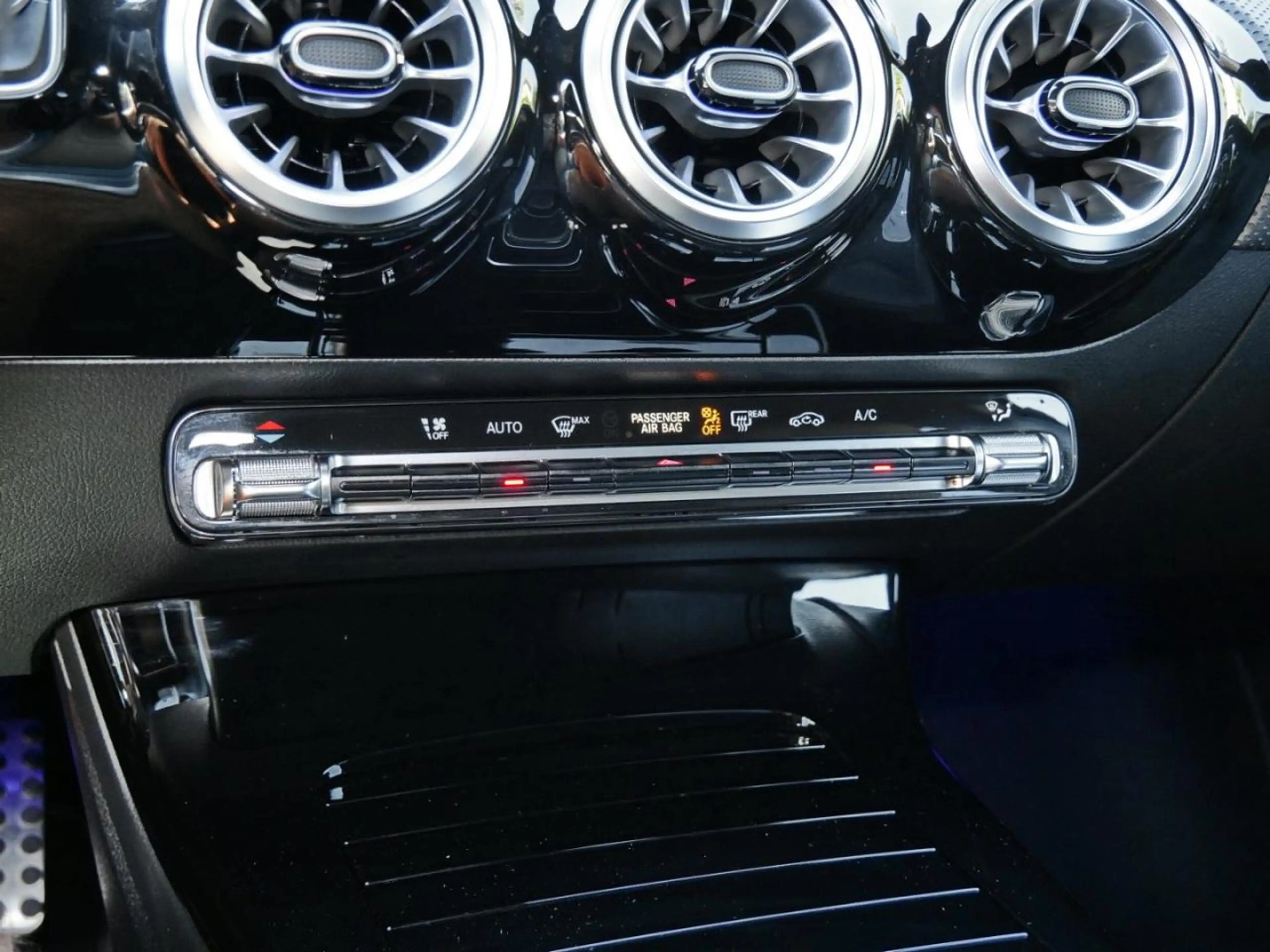 Mercedes-Benz A 180 d Limousine AMG Navi Plus Advanced Sound — photo 14